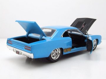 JADA Modellauto Plymouth Road Runner 1970 hellblau Looney Tunes mit Wile E. Coyote, Maßstab 1:24