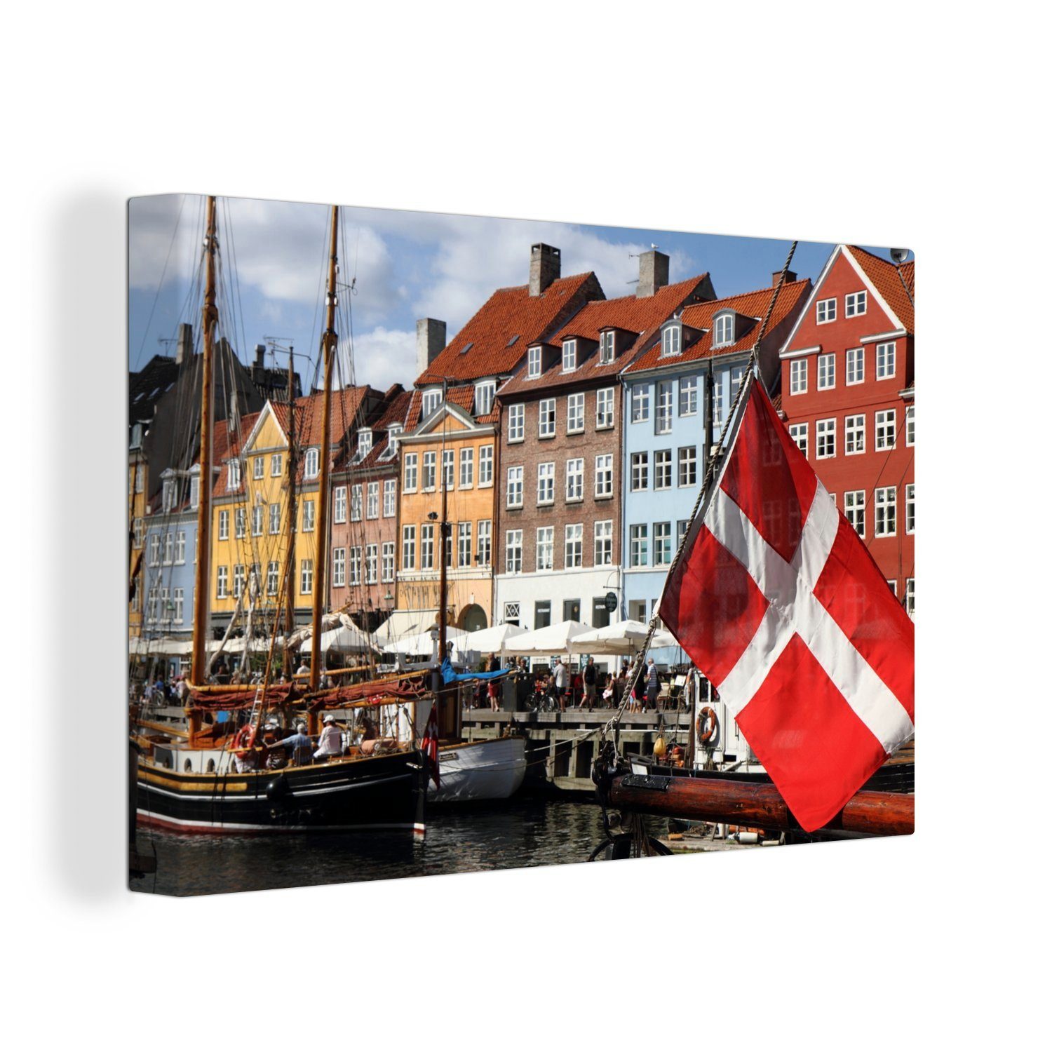 OneMillionCanvasses® Leinwandbild Die dänische Flagge auf den Straßen von Kopenhagen, (1 St), Wandbild Leinwandbilder, Aufhängefertig, Wanddeko, 30x20 cm