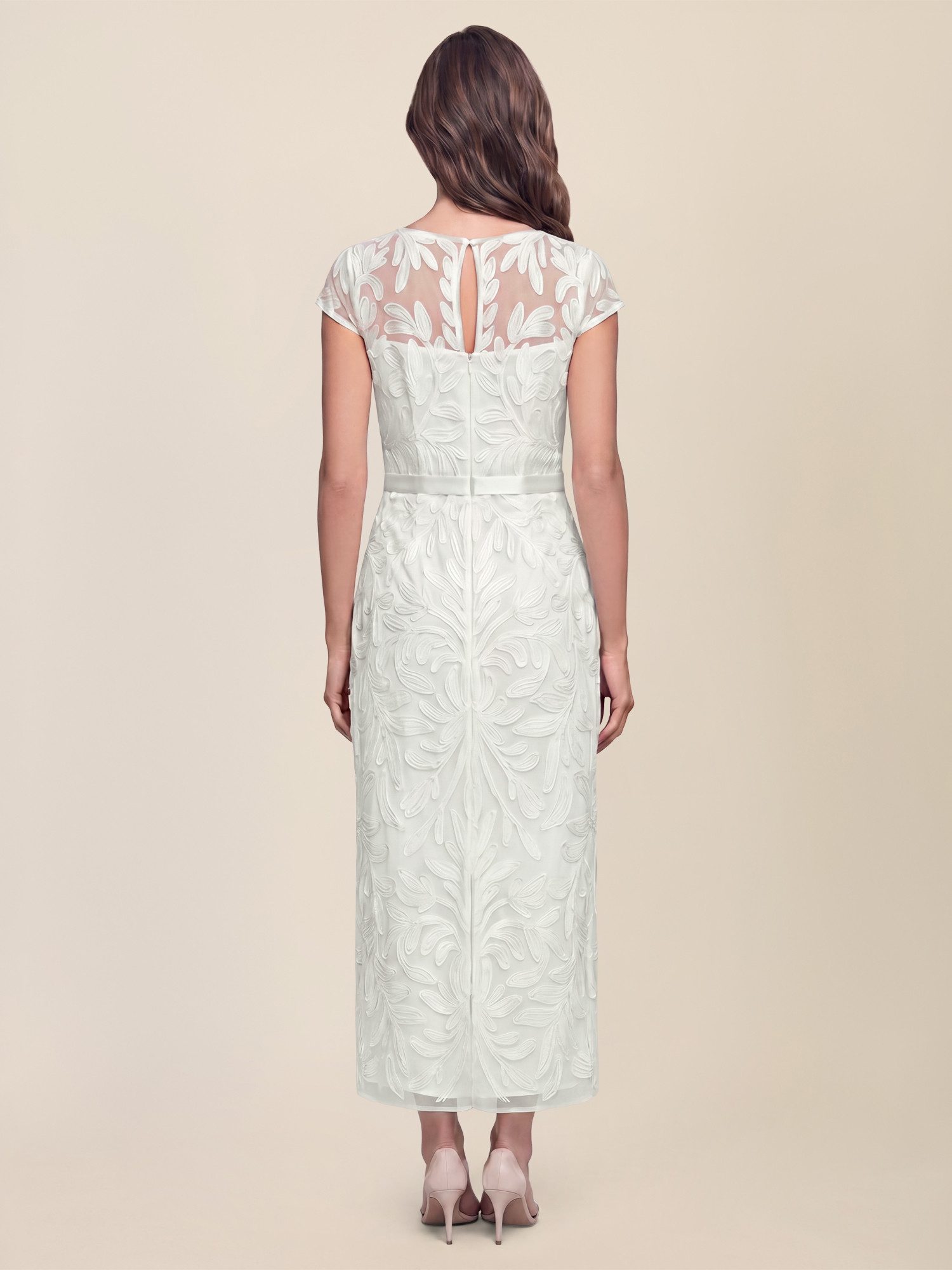 Apart Abendkleid mit Stickerei und Satinband