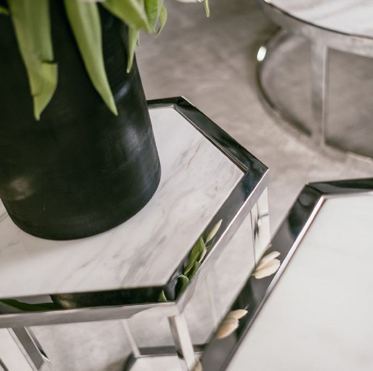 Casa Padrino Beistelltisch Luxus Beistelltisch - Luxus Tische - Weiß mit Silber Marmorplatten Kollektion Set / Edelstahl