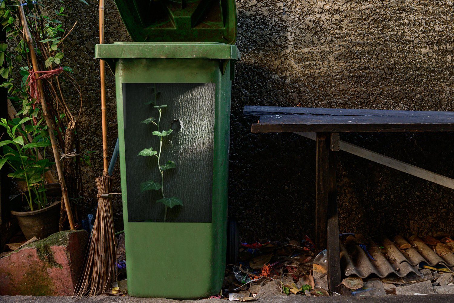 Container, auf Wandsticker (1 einen klettert Abfalbehälter St), Sticker, Eine MuchoWow Mülleimer-aufkleber, junge Baum Hedera Mülltonne,