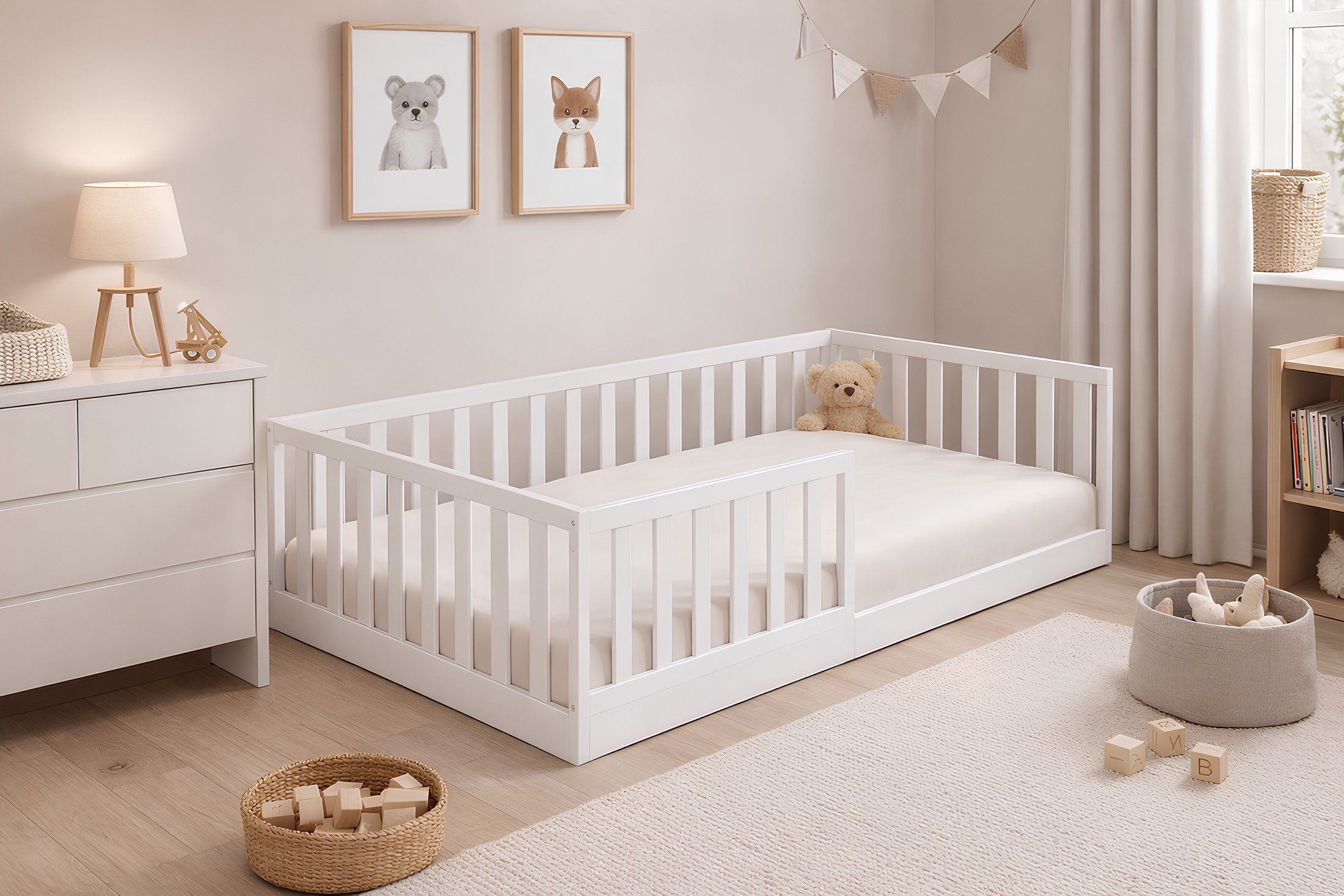 Baby-Delux Einzelbett Montessori Bodenbett, Kinderbett 90x200 cm Weiß Jugendbett mit Rausfallschutz Matratze