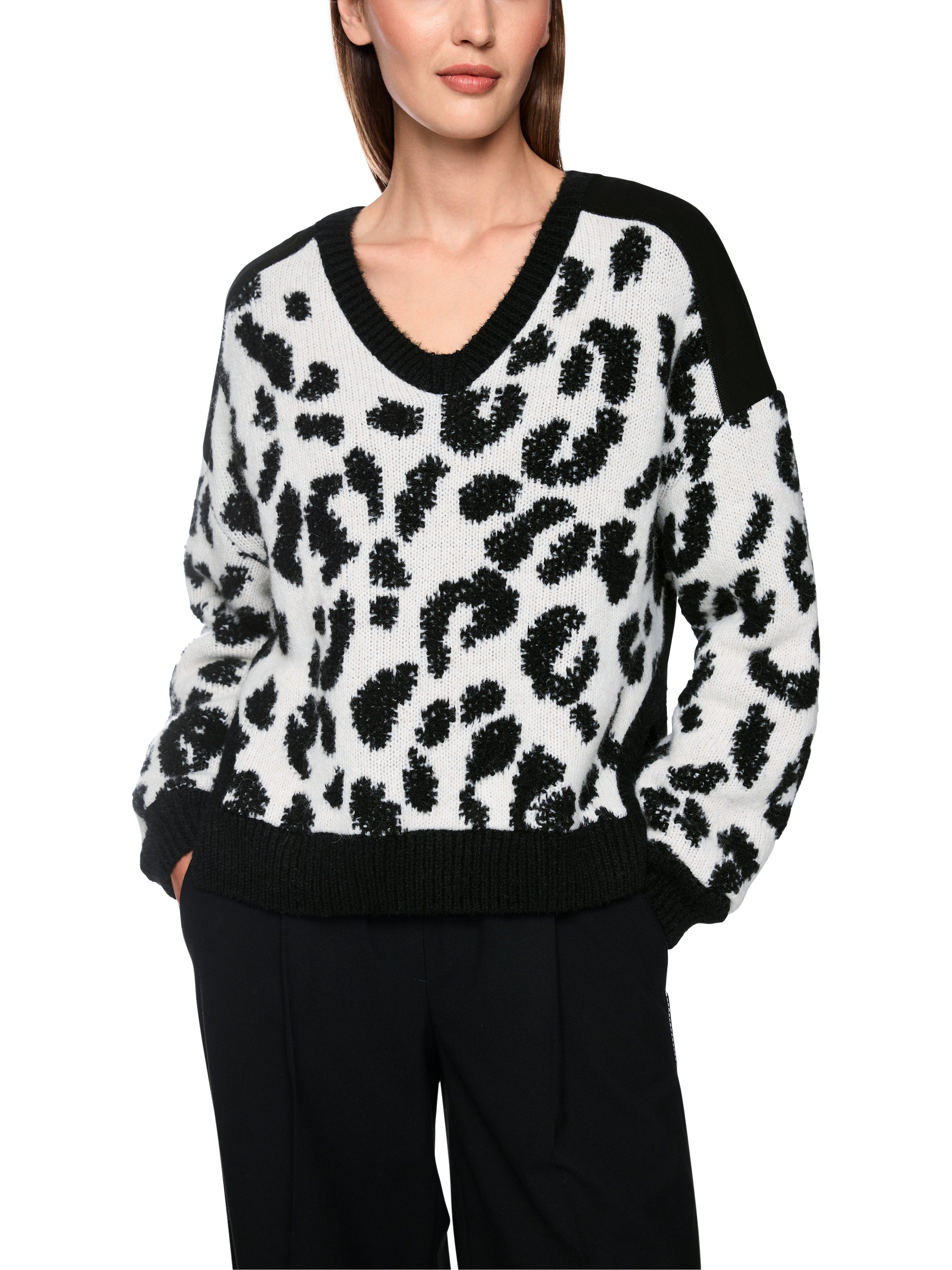 Marc Cain Strickpullover Cattitude Premium Damenmode Leo-Muster, locker geschnitten, mit Alpaka-Wolle