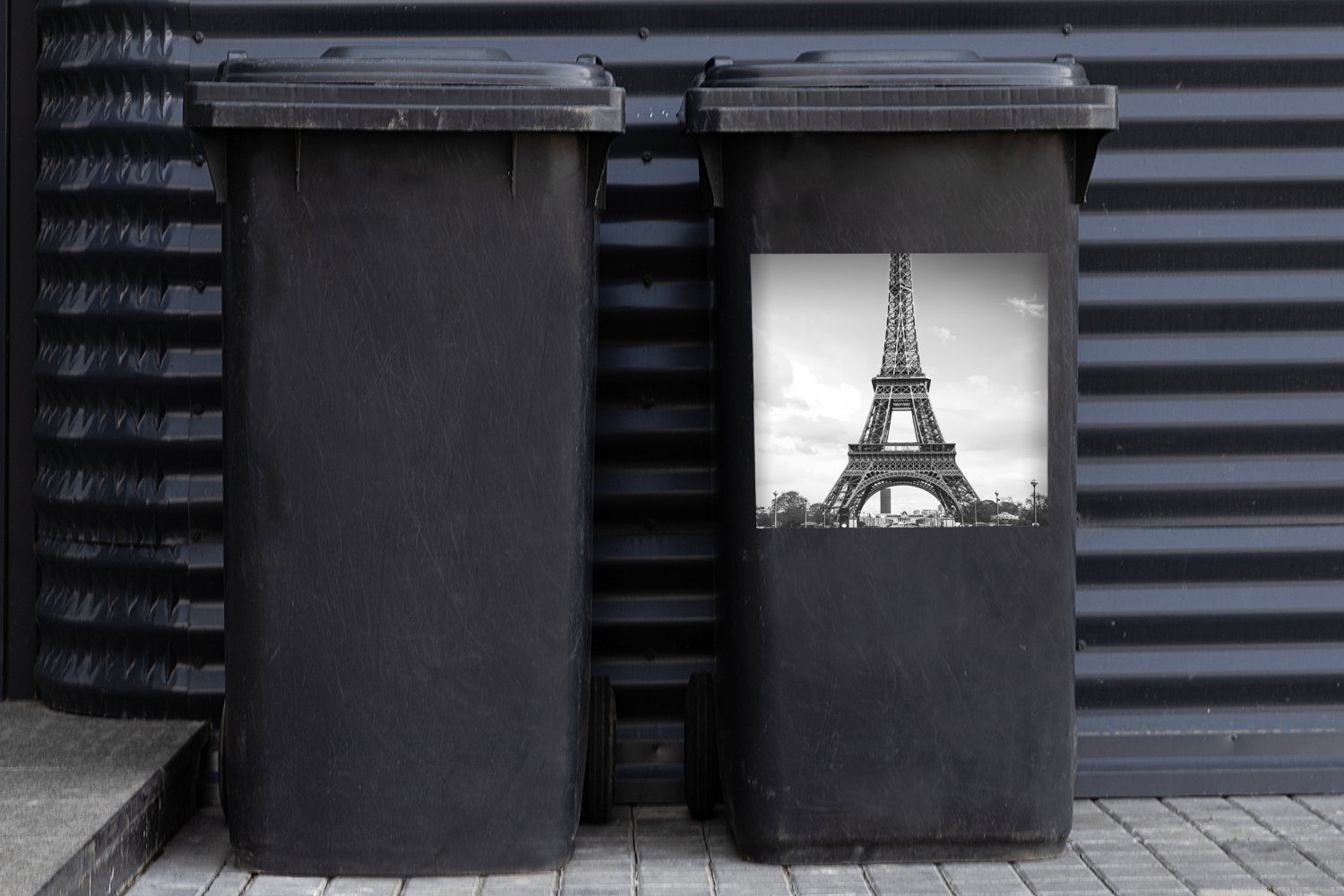 Eiffelturm Abfalbehälter den St), Container, (1 MuchoWow Mülltonne, Wolken zwischen Wandsticker Sticker, Mülleimer-aufkleber, Der