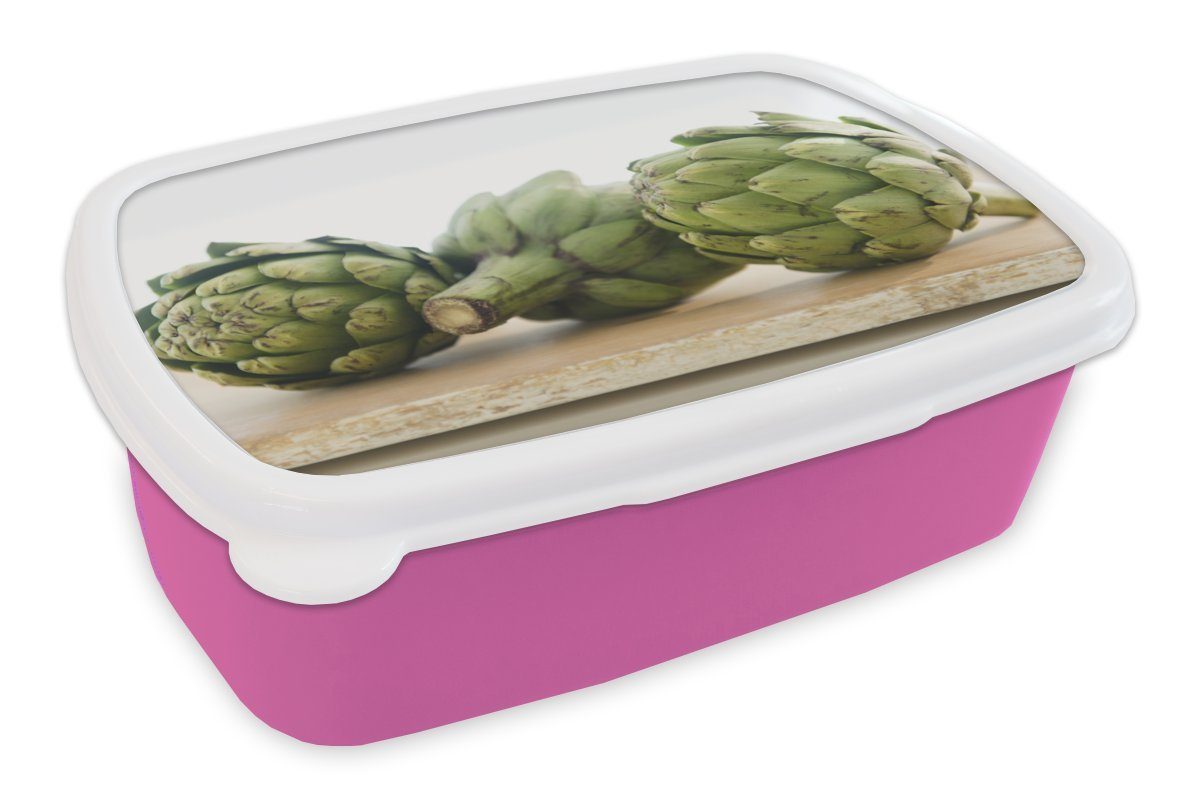 MuchoWow Lunchbox Drei Köpfe einer Artischocke (Cynara scolymus) auf einem Holzbrett, Kunststoff, (2-tlg), Brotbox für Erwachsene, Brotdose Kinder, Snackbox, Mädchen, Kunststoff rosa