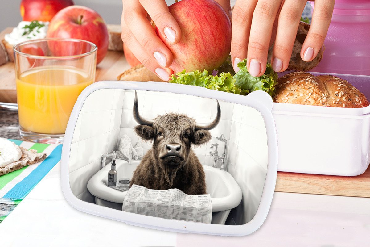 MuchoWow Lunchbox Schottischer Highlander - Badewanne - Badezimmer - Zeitung, Kunststoff, (2-tlg), Brotdose Schule oder Arbeit, Brotbox für Kinder und Erwachsene