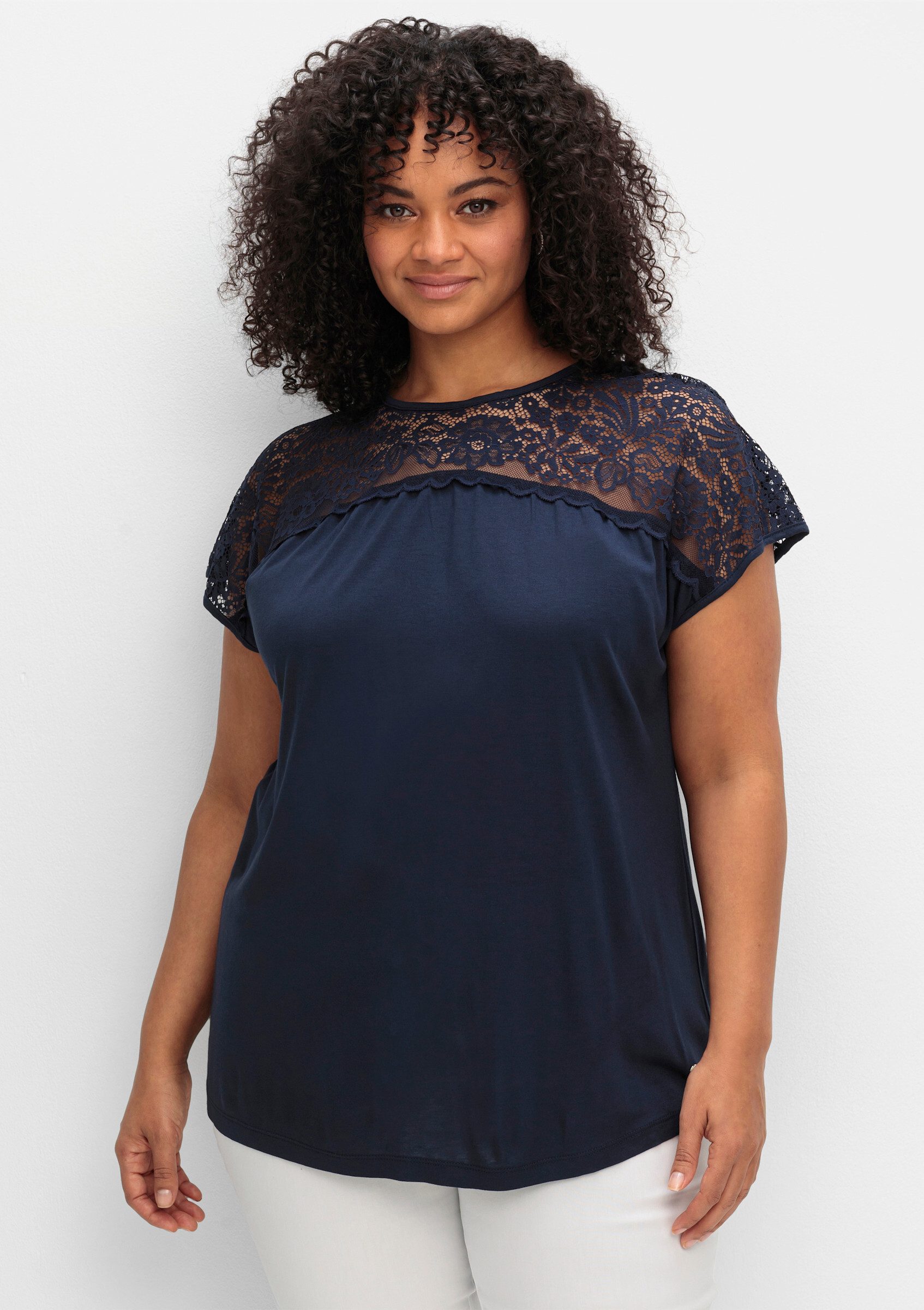 Sheego T-Shirt Spitzenshirt Kurzarm mit Spitzenpasse an der Schulterpartie günstig online kaufen