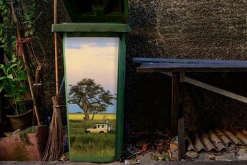 MuchoWow Wandsticker Fahrt im Safari-Auto durch den Serengeti-Nationalpark in Afrika (1 St), Mülleimer-aufkleber, Mülltonne, Sticker, Container, Abfalbehälter