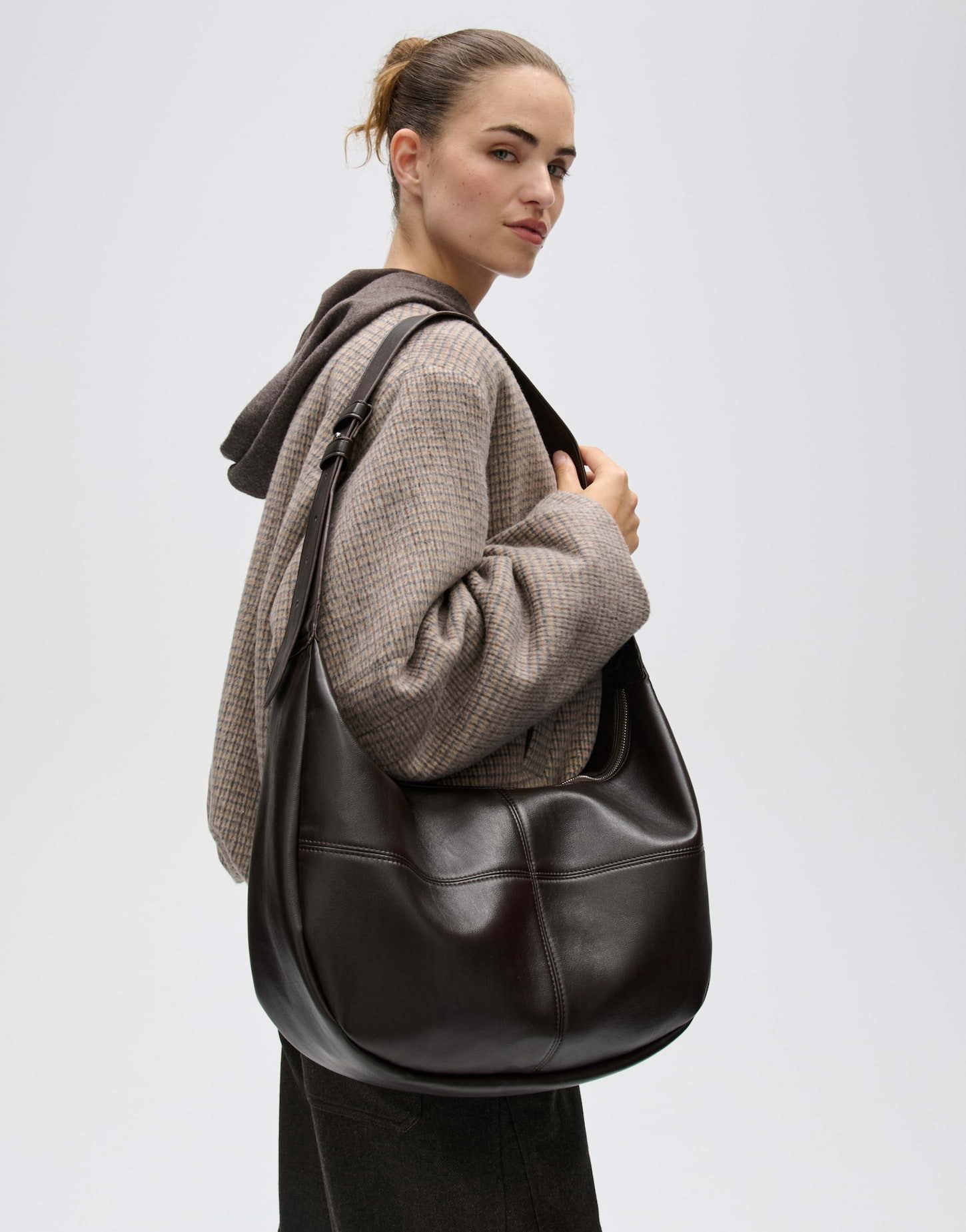 OPUS Umhängetasche Aloli bag aus glatter Lederoptik, formstabiler Qualität für einen stilvollen, modernen Look