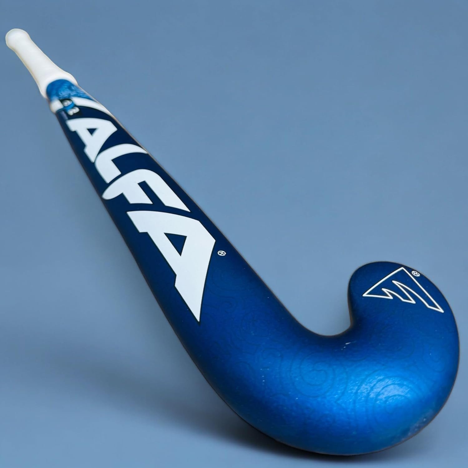ALFA Eishockeyschläger AX2 Hockeyschläger 36,5" Blau Hybrid Carbon mit Tasche & Ball (Feldhockeyschläger-Set mit Schlägertasche & Hohlball, 36,5", 25 % Carbon, 10 % Kevlar, 65 % Glasfaser, inkl. Zubehör) Low Bow mit Scoop Bend, PU-Griff, Dual Core, Drag Flick optimiert