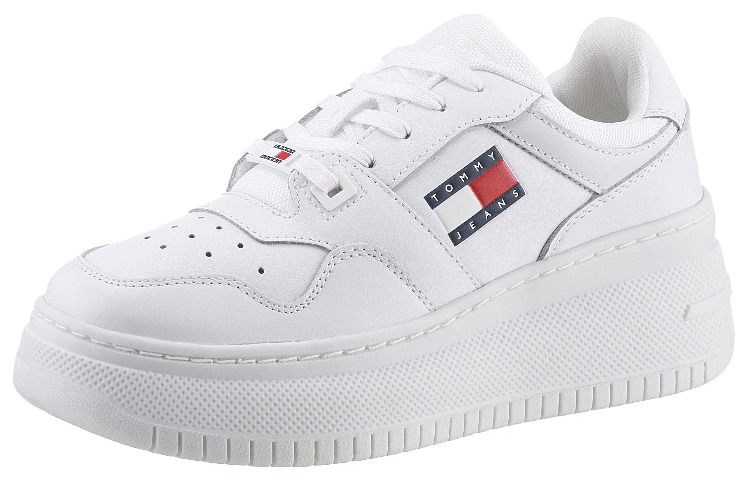 Logoschriftzug Jeans Sohle RETRO mit weiß BASKET der Plateausneaker Tommy ESS FLATFORM in TJW