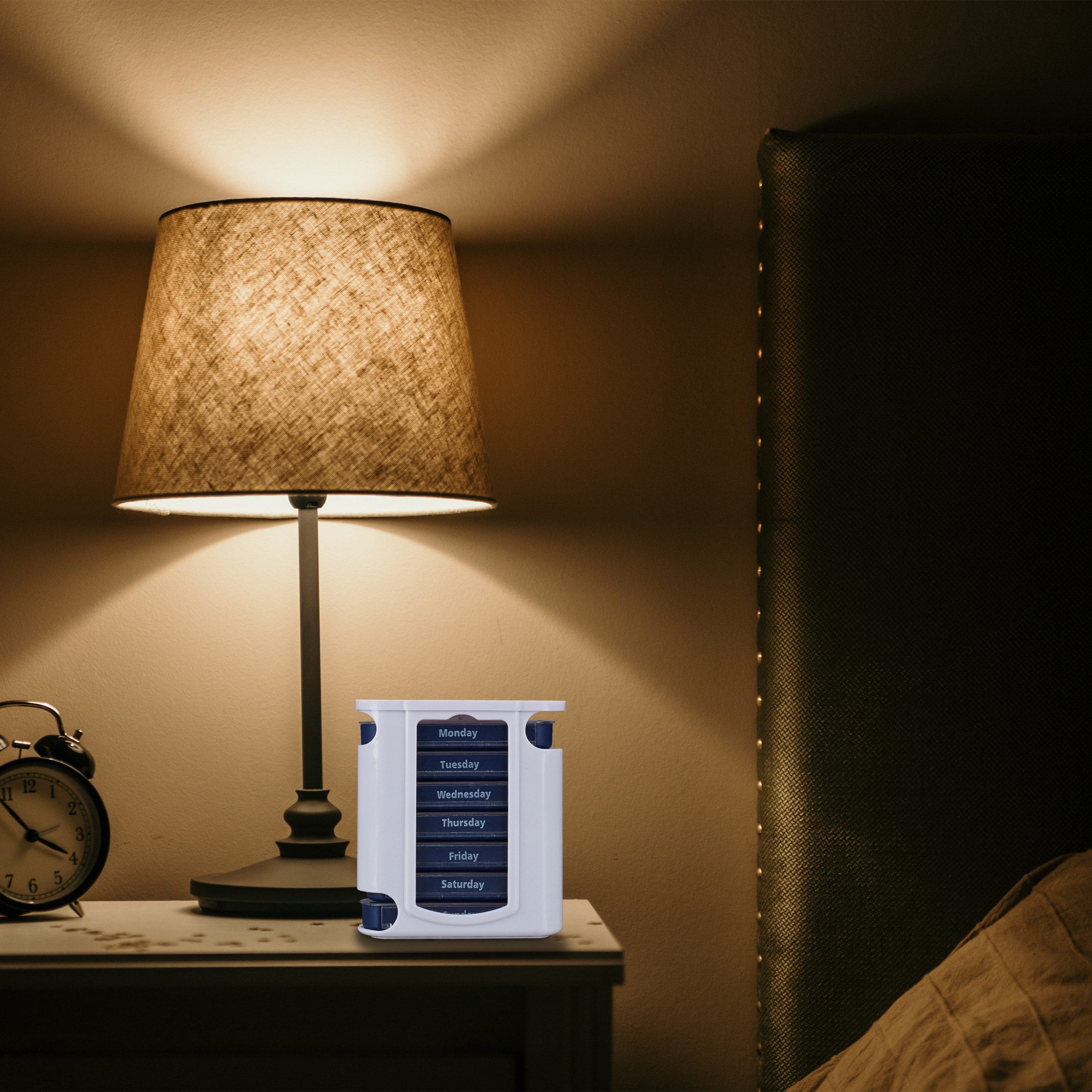 relaxdays Pillendose 7 Tage 4 Fächer Englisch, Weiß-Blau
