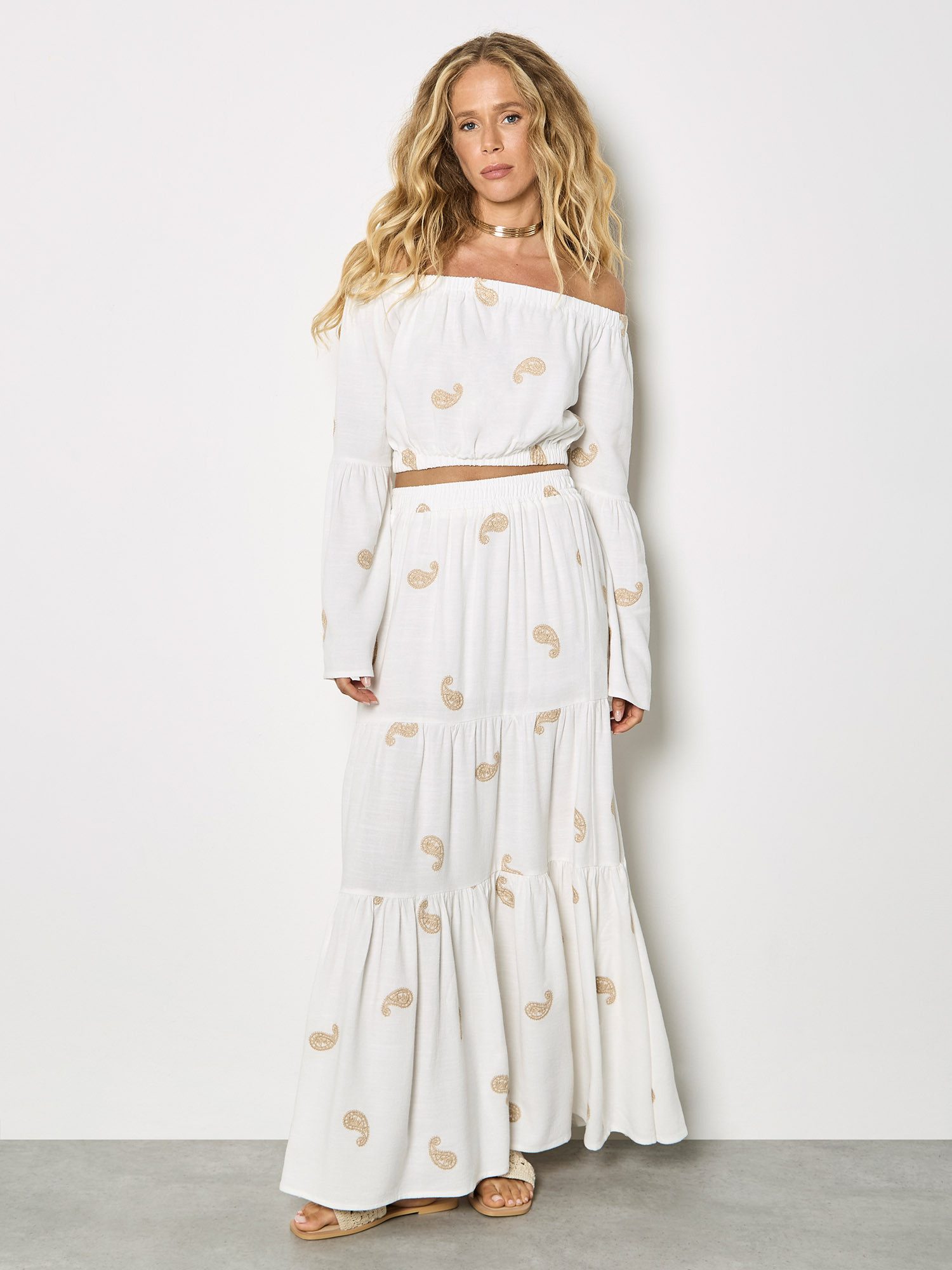 Apricot Crop-Top Bardot-Crop-Top mit Paisley-Stickerei