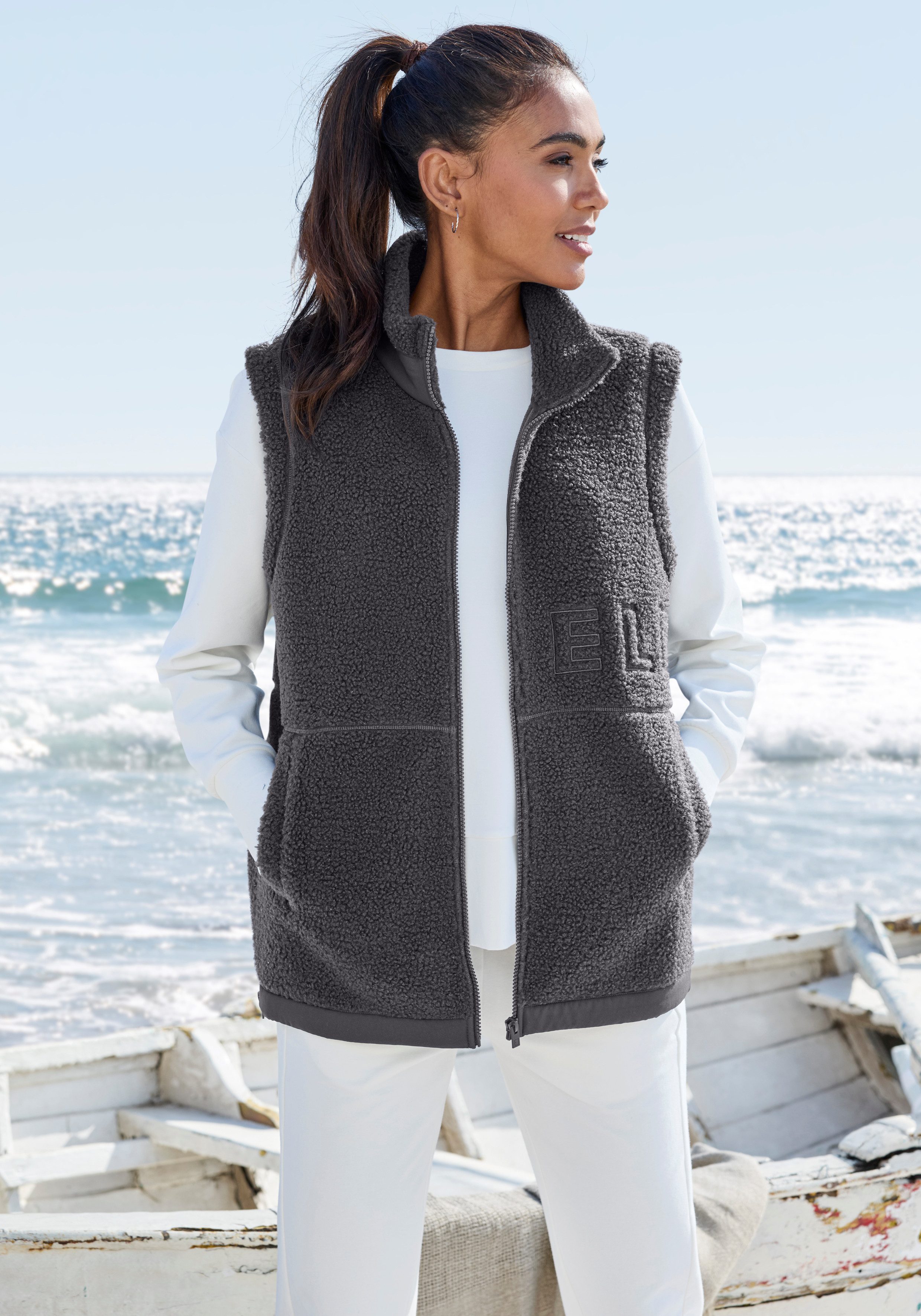 Elbsand Fleeceweste mit großer Schriftzug-Stickerei