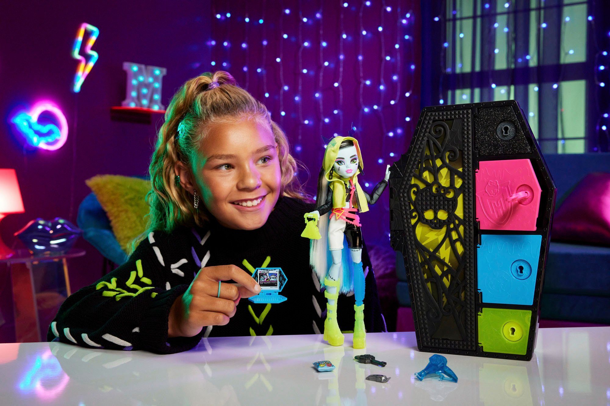 Frankie Stein Secrets: Monster Mattel® Neon Frights, Skulltimate High, Anziehpuppe