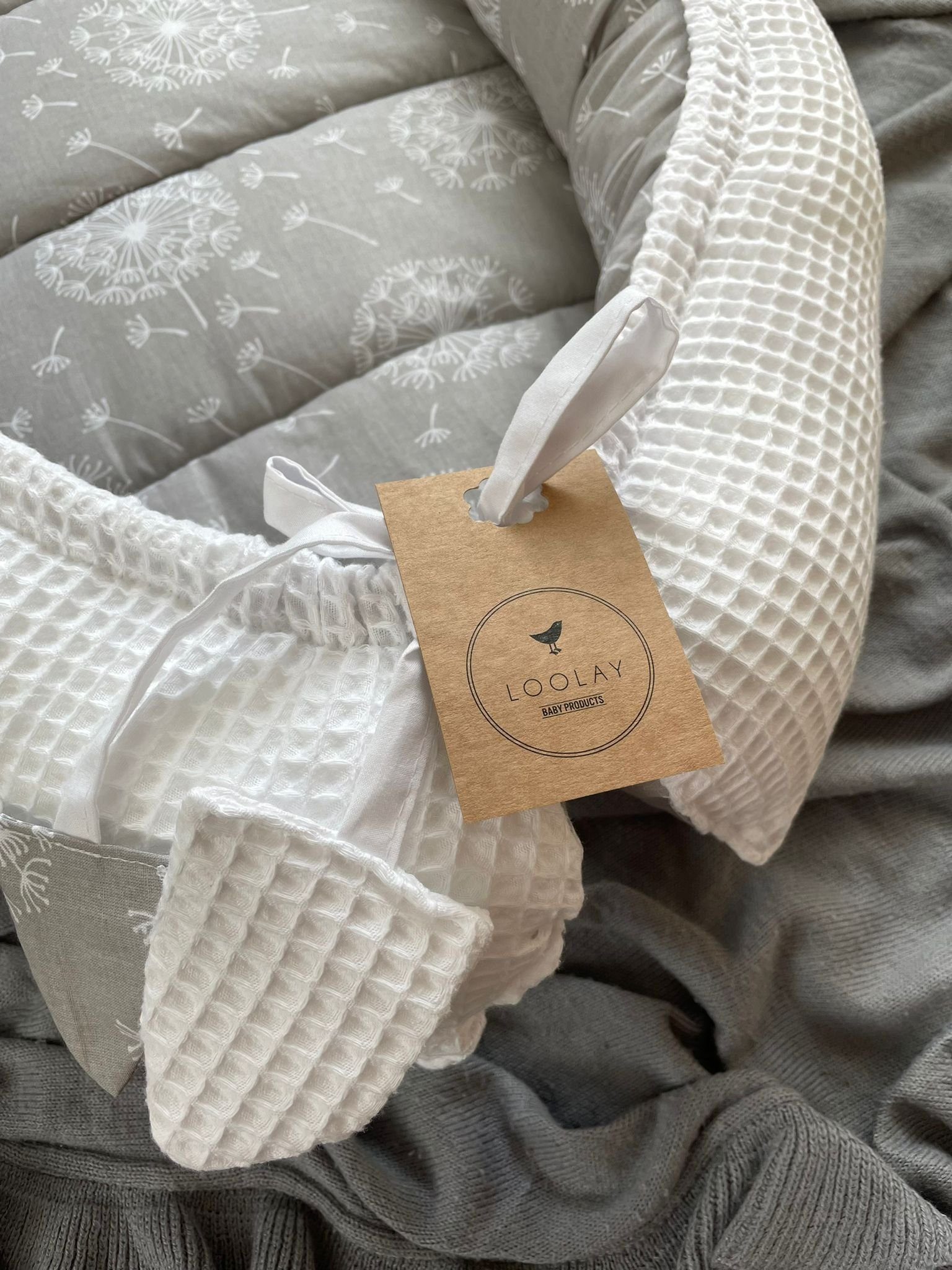 Loolay Bettnestchen WAFFELPIQUE Baumwolle BABYNEST Babykokon Neugeborene Babyausstattung, (Reisebett Nestchen SOLO/ o. in Geschenk SETS, 1-tlg., 4 Jahreszeiten WAFFELSTOFF - Design: Pustelblume Grau/ WAFFEL Weiß), 100% Europäische Stoffe und Kleinserien-Nähen!
