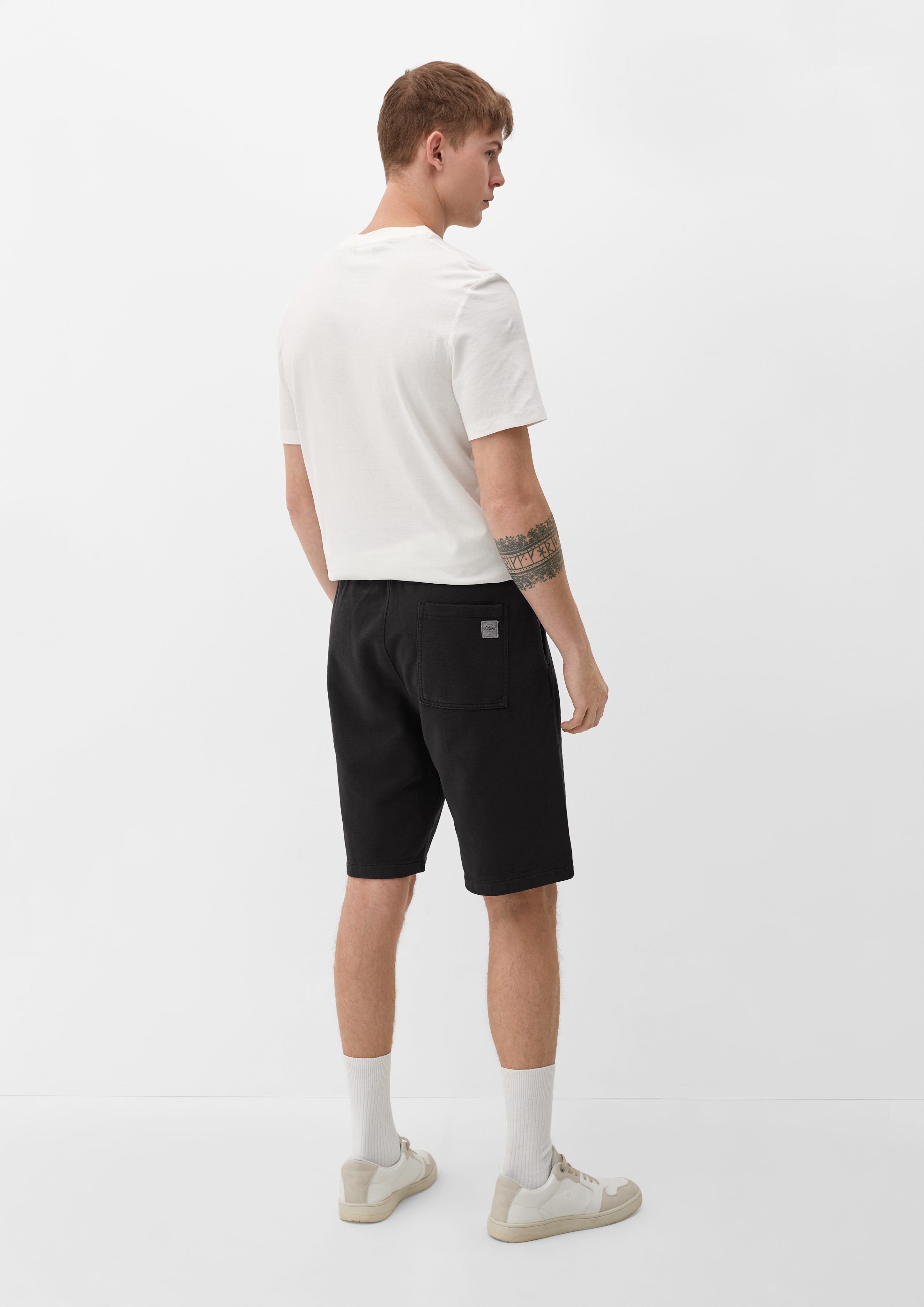 s.Oliver Bermudas Relaxed: Sweatpants mit Durchzugkordel, Label-Patch Dye, Elastikbund schwarz Garment
