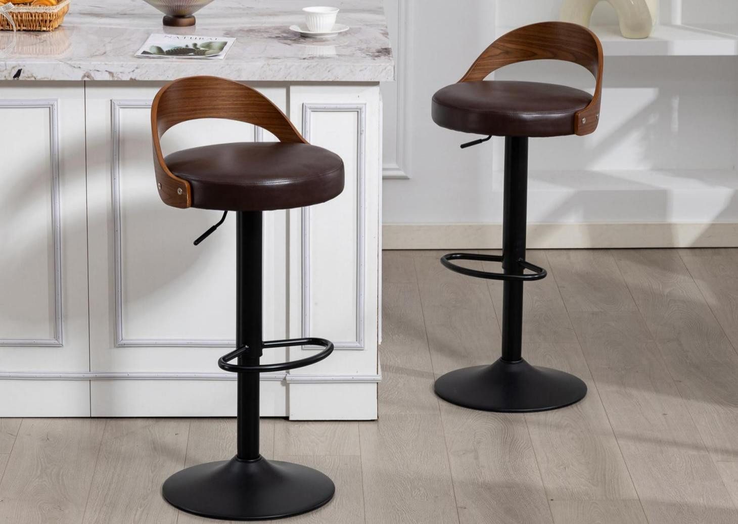 LVHOM Barhocker 360° drehbarer, höhenverstellbarer Barstühle mit Fußstütze,2er Set (PU-Leder, geschwungene Rückenlehne aus Holz, atmungsaktiv und komfortabel, runder Fuß (42,5 cm Durchmesser), Tragkraft 150 kg), ideal für Wohnzimmer, Küchen, Bars, Balkone, Partys, Cafés und Kneipen