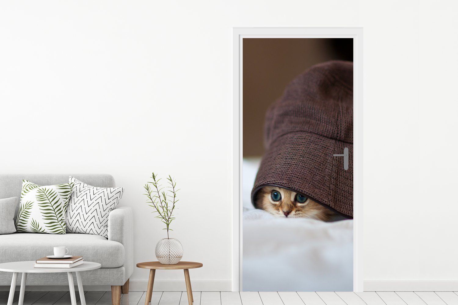 Fototapete (1 unter 75x205 cm Türtapete für Tür, St), Türaufkleber, Ein Matt, einem bedruckt, MuchoWow persisches Kätzchen, Hut, versteckt