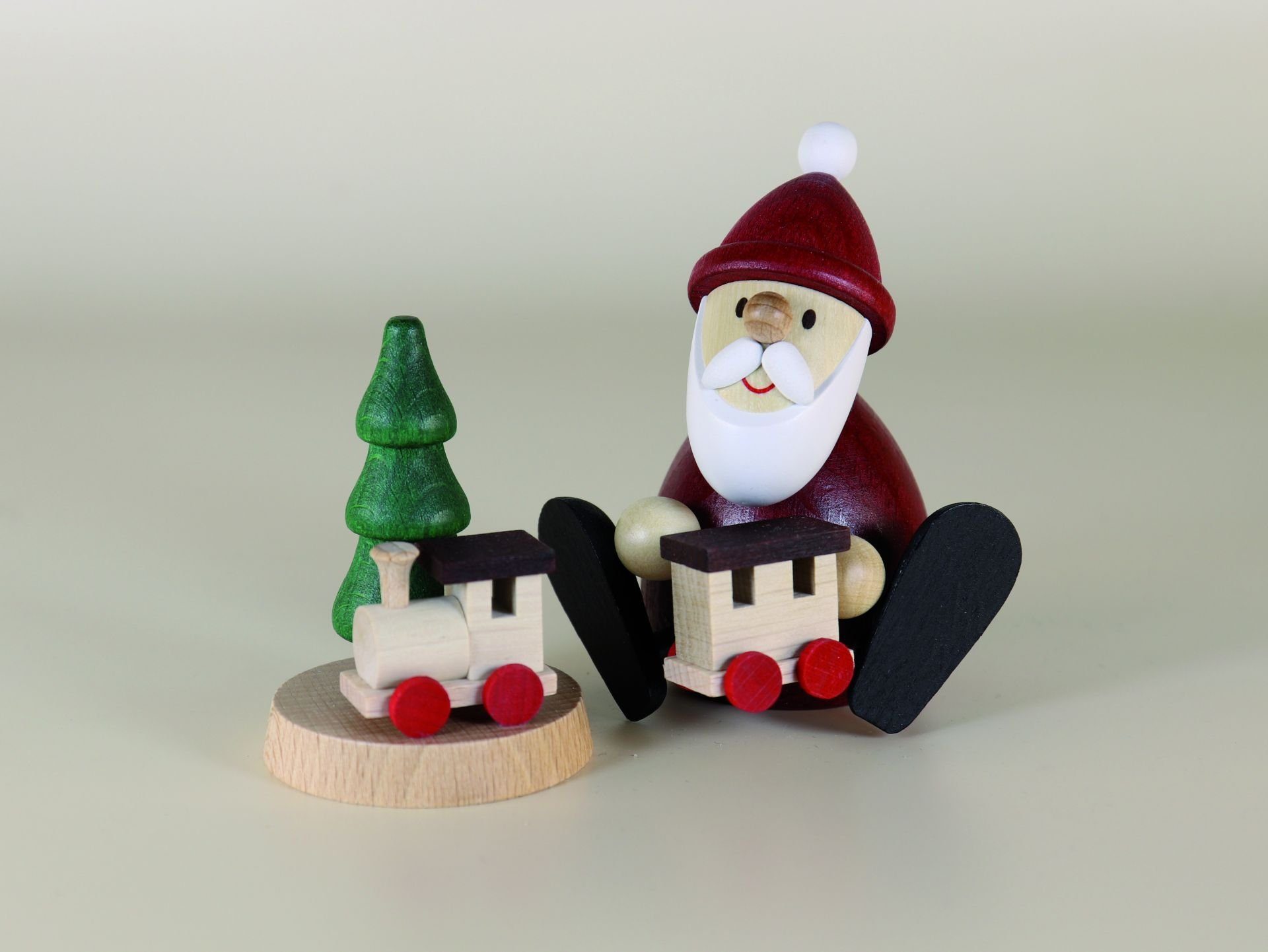 Ullrich Kunsthandwerk Weihnachtsfigur Miniaturfigur Weihnachtsmann mit Eisenbahn und Baum mit Lok BxH 7,2x8