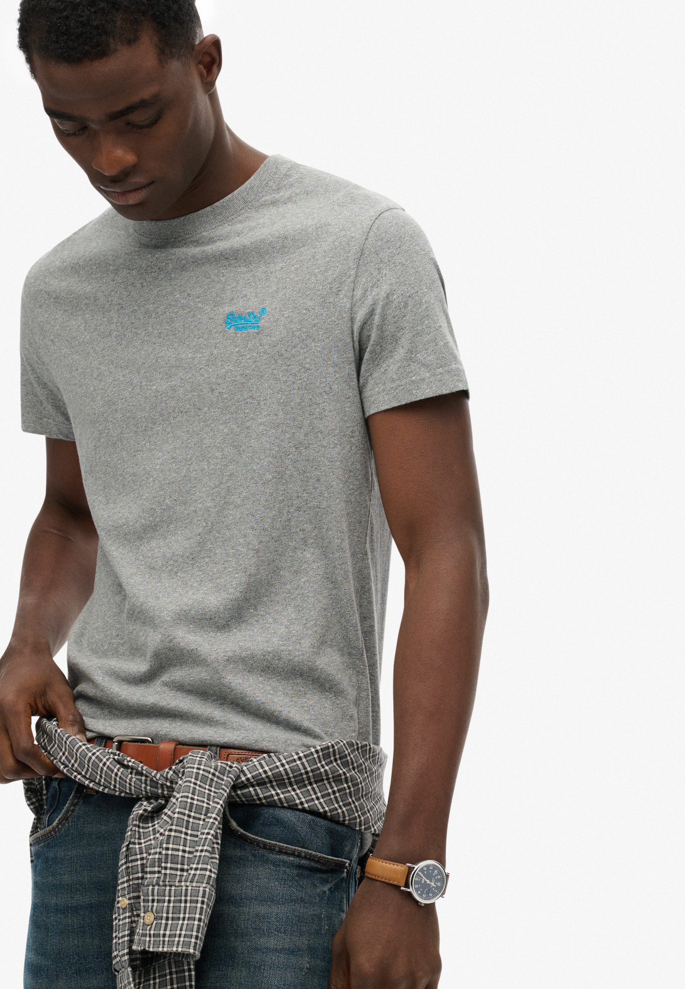 Superdry Rundhalsshirt ESSENTIAL LOGO EMB TEE aus Baumwolle und Single Jersey, Slim Fit, Kurzarm, hüftlang