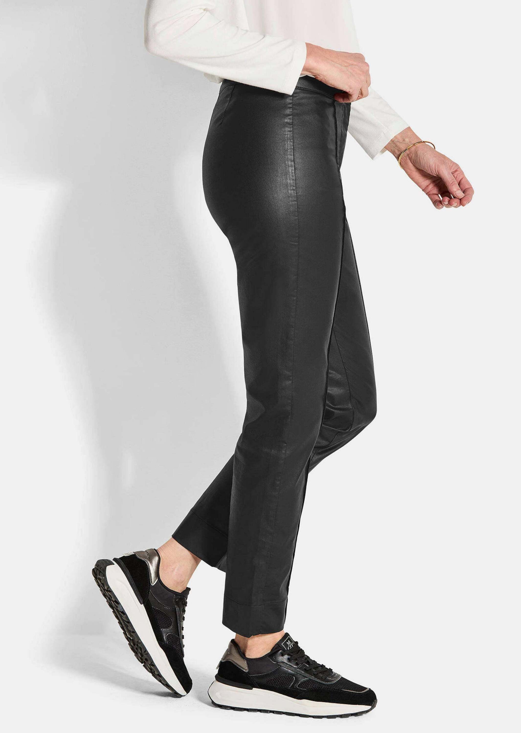 GOLDNER Stoffhose Kurzgröße: Slim Fit Leder-Hose Bella, hoher Bund Schmale Baumwollhose in Lederoptik, glatter Formbund – Bild 4 von 5