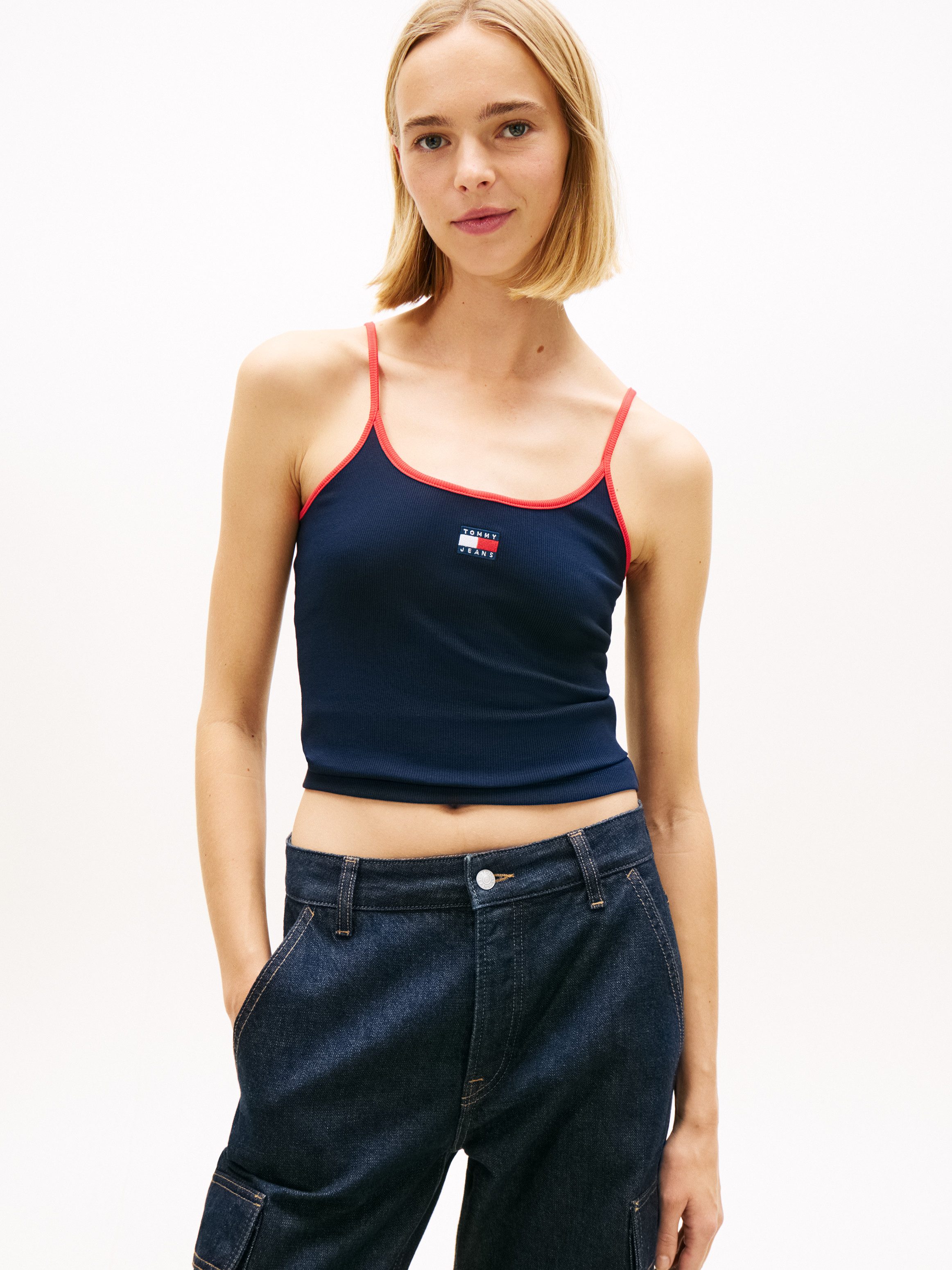 Tommy Jeans T-Shirt TJW SLIM BADGE STRAPPY TOP mit den auffälligen Kontrastdetails