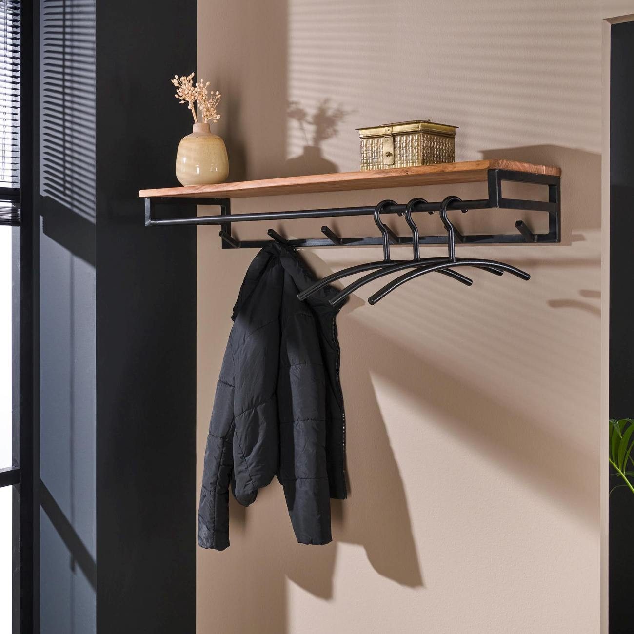 Feeling4Home Garderobe Flidna - Akazie massiv Natur, Hutablage, 6 Haken & Stange, Unikat mit schwarz geschliffene Metallgestell und Hutablage