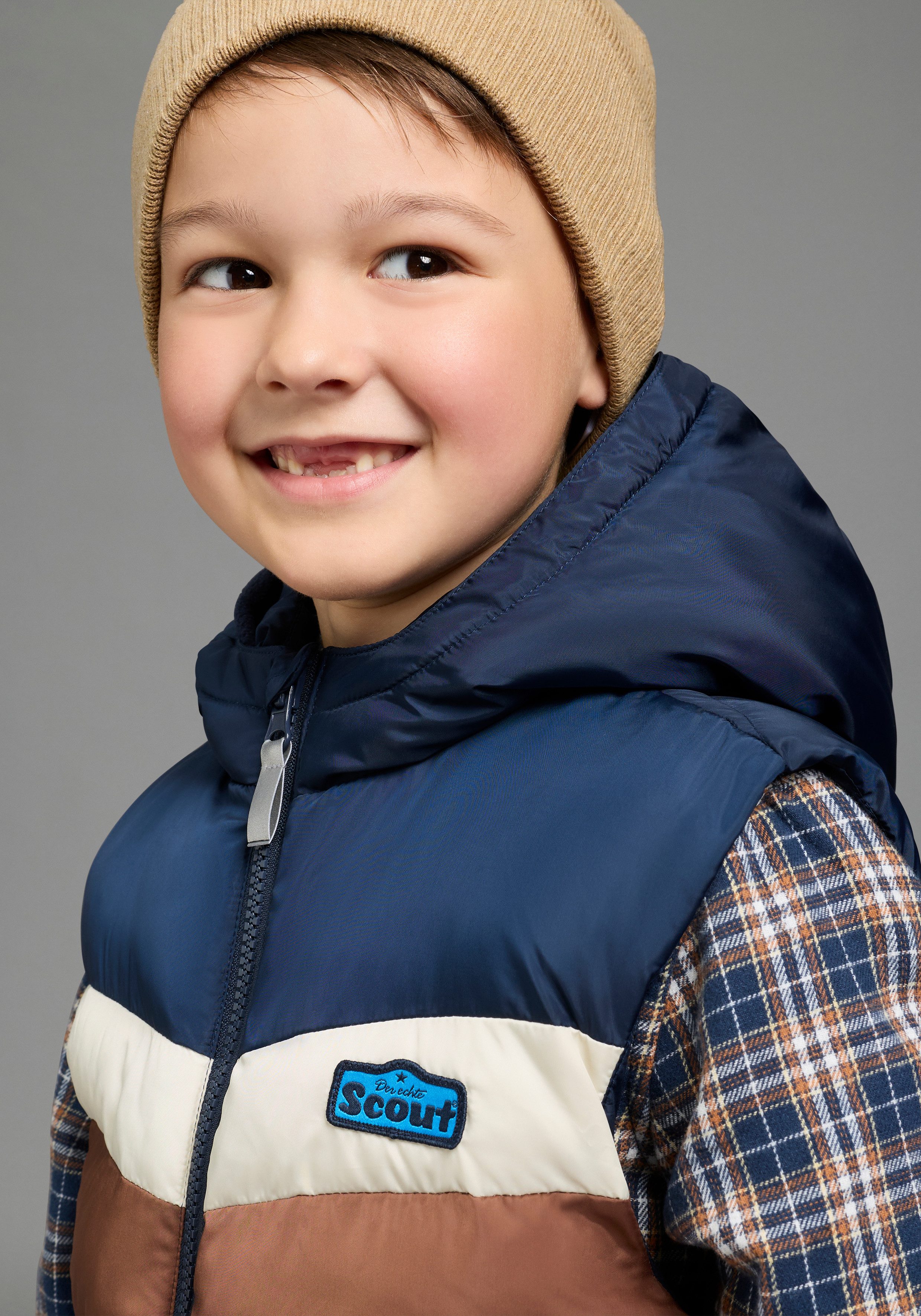 Scout Steppweste Steppweste mit Farbeinsätzen aus wärmendem und wasserabweisendem Material, mit Kapuze