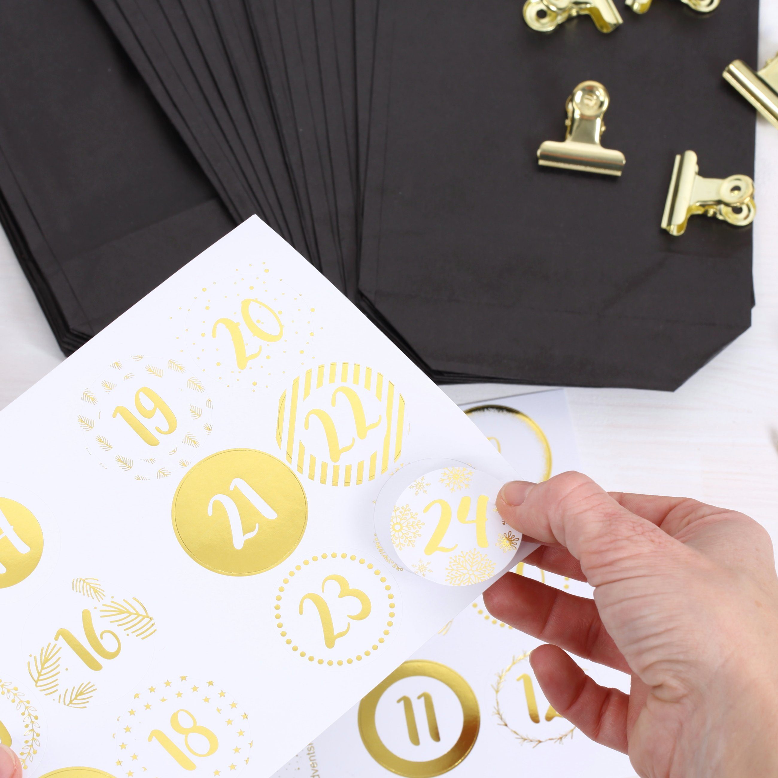 PAPIERDRACHEN befüllbarer Adventskalender Extravaganter Adventskalender zum Befüllen - Elegance, mit 24 goldenen Metallklammern und 24 Zahlenaufkleber
