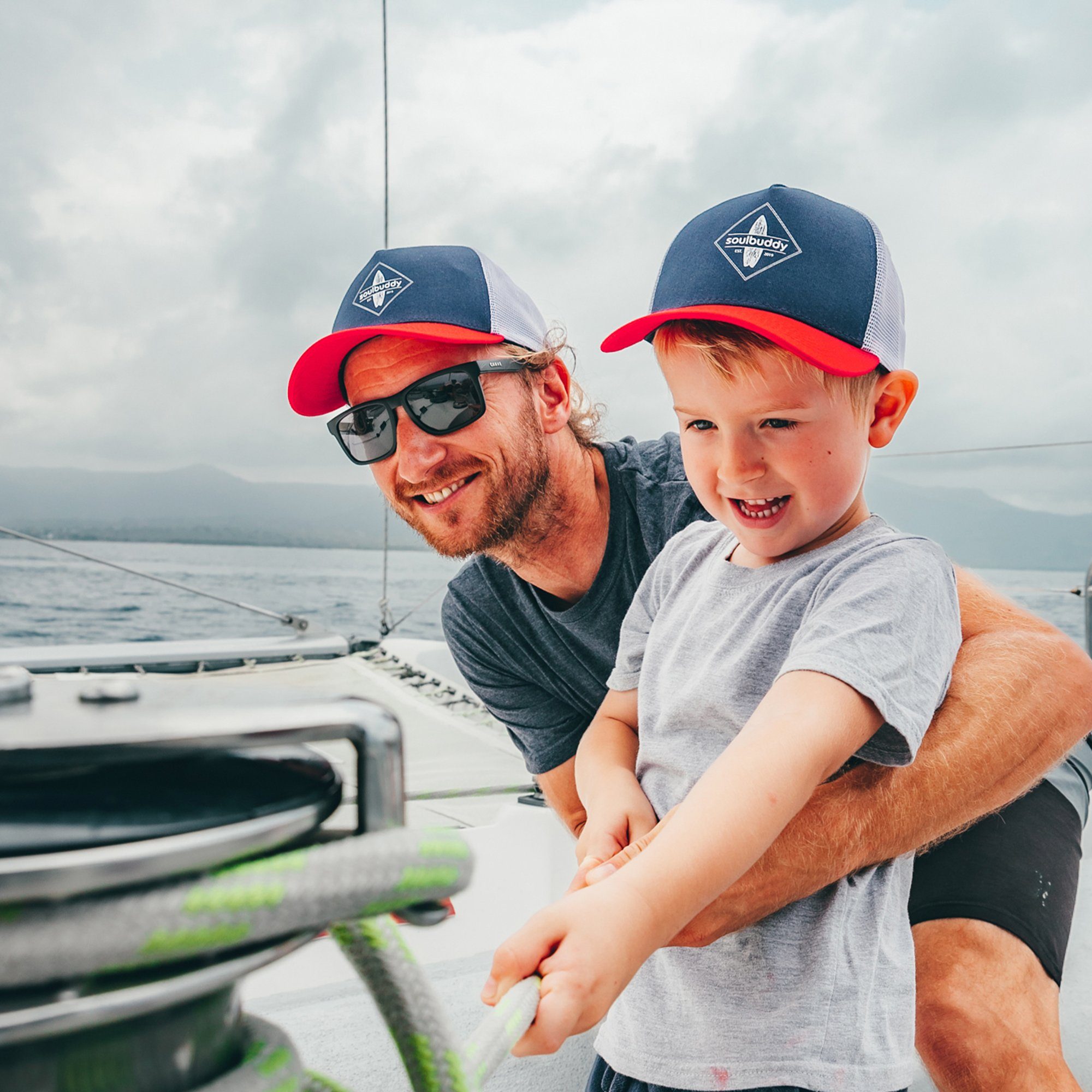 Soulbuddy Trucker Cap Partnerlook 2er-Set, Mini Me Set, Geschenk für Eltern (Set = 1x Eltern Trucker Cap + 1x Kinder Trucker Cap, Größenverstellbar)