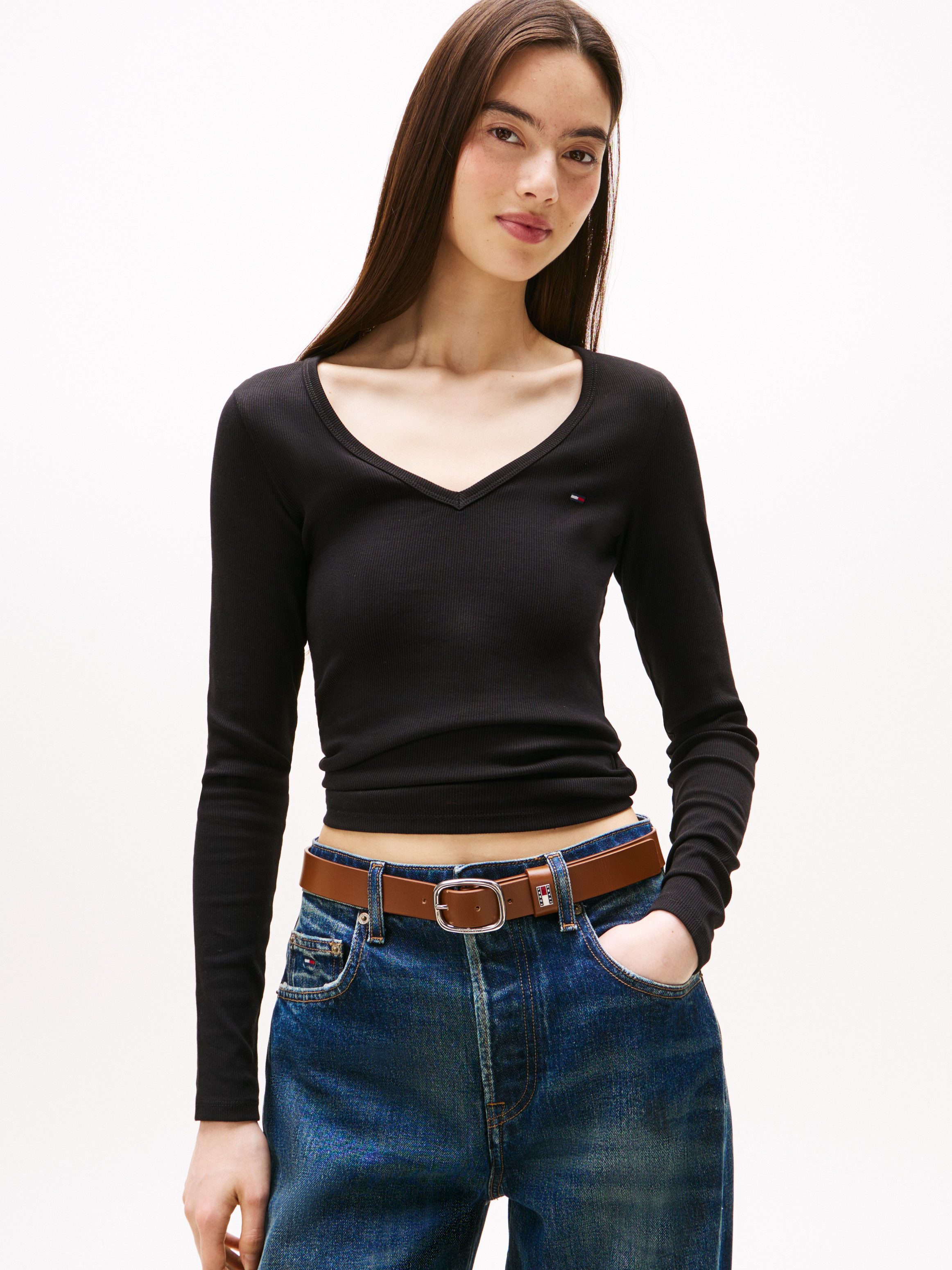 Tommy Jeans Langarmshirt TJW SLIM ESSENTIAL RIB V LS mit Logostickerei günstig online kaufen