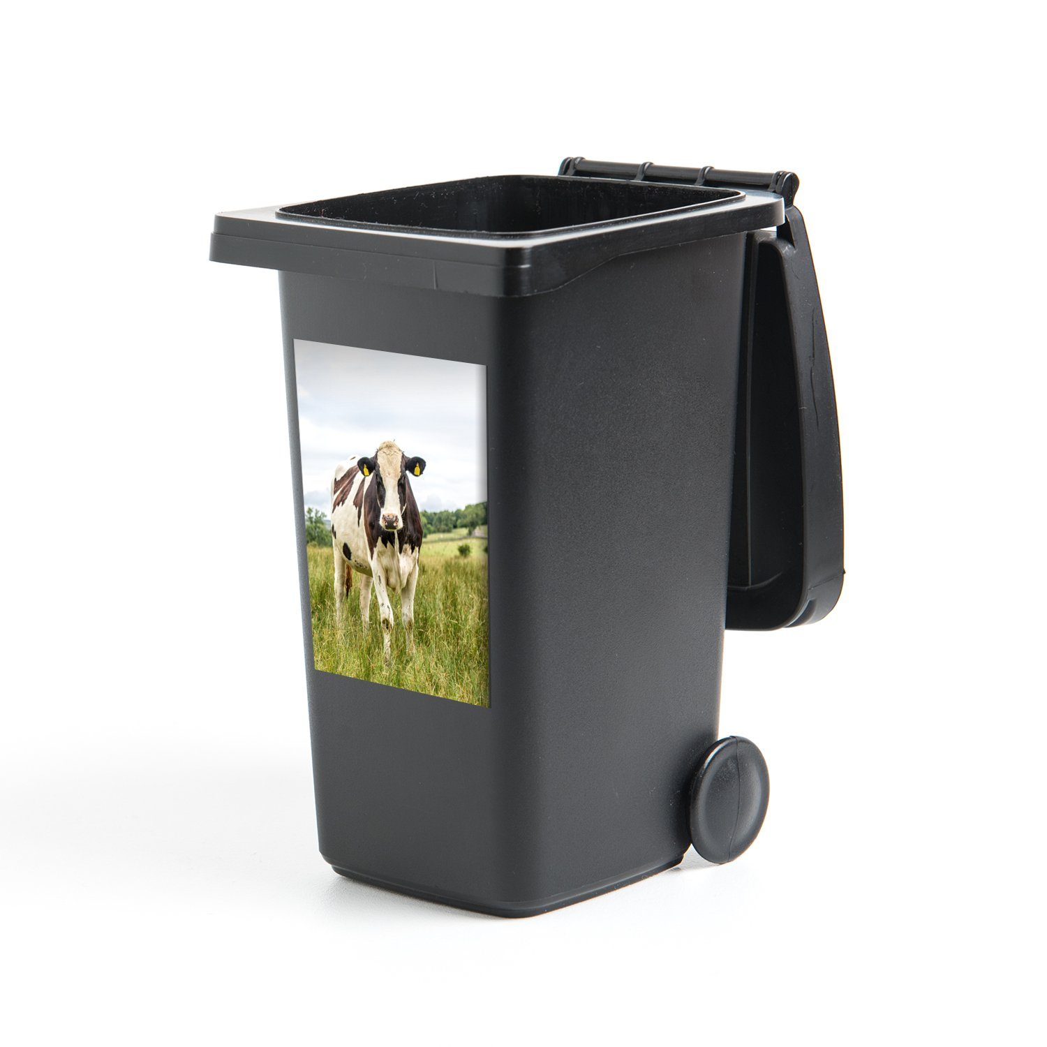 MuchoWow Wandsticker Kuh - Gras - Schwarz - Weiß (1 St), Mülleimer-aufkleber, Mülltonne, Sticker, Container, Abfalbehälter