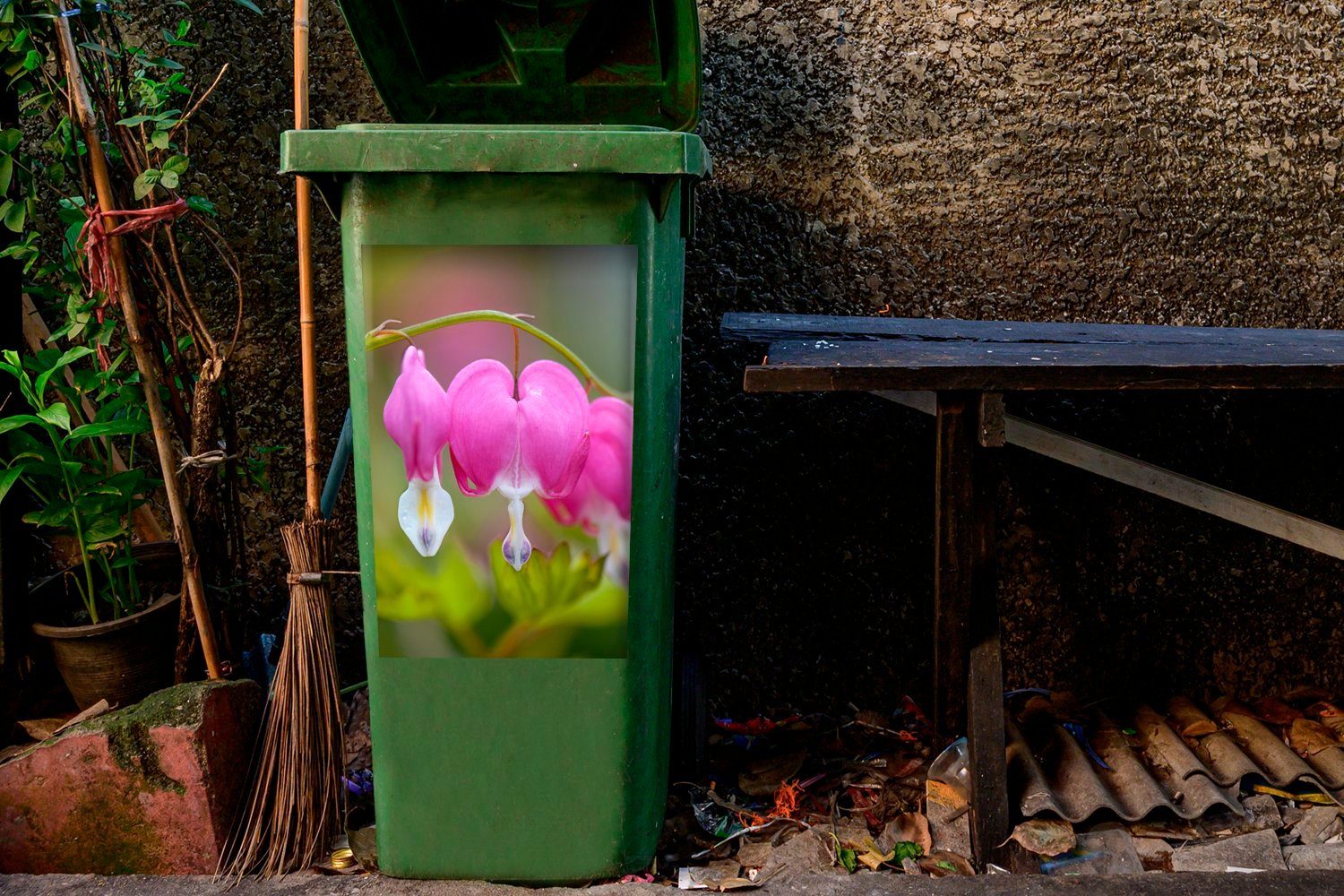 MuchoWow Wandsticker Nahaufnahme von gebrochenen Sticker, (1 Mülleimer-aufkleber, Herzen Abfalbehälter Container, Mülltonne, St)