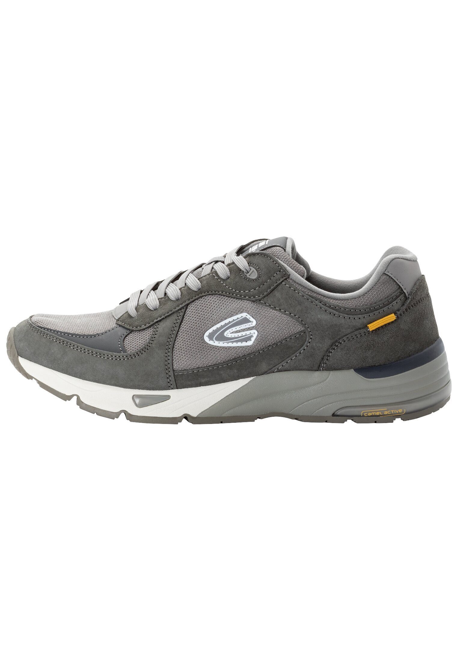 aus einem Materialmix Sneaker