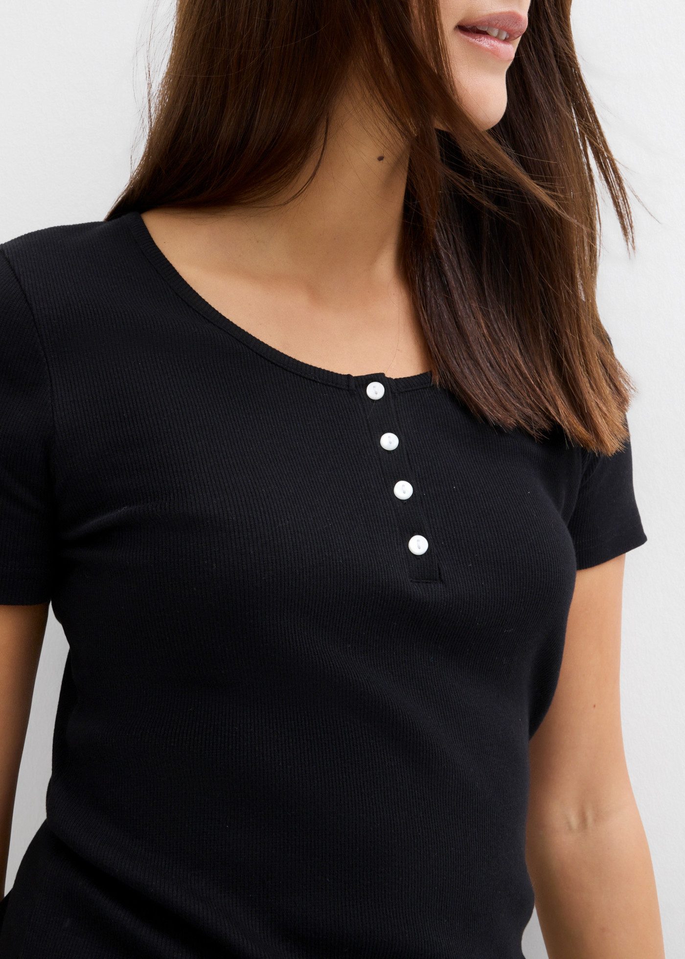 bonprix Henleyshirt aus Baumwolle mit Elasthan, schmale Passform, Kurzarm-Design – Bild 3 von 5