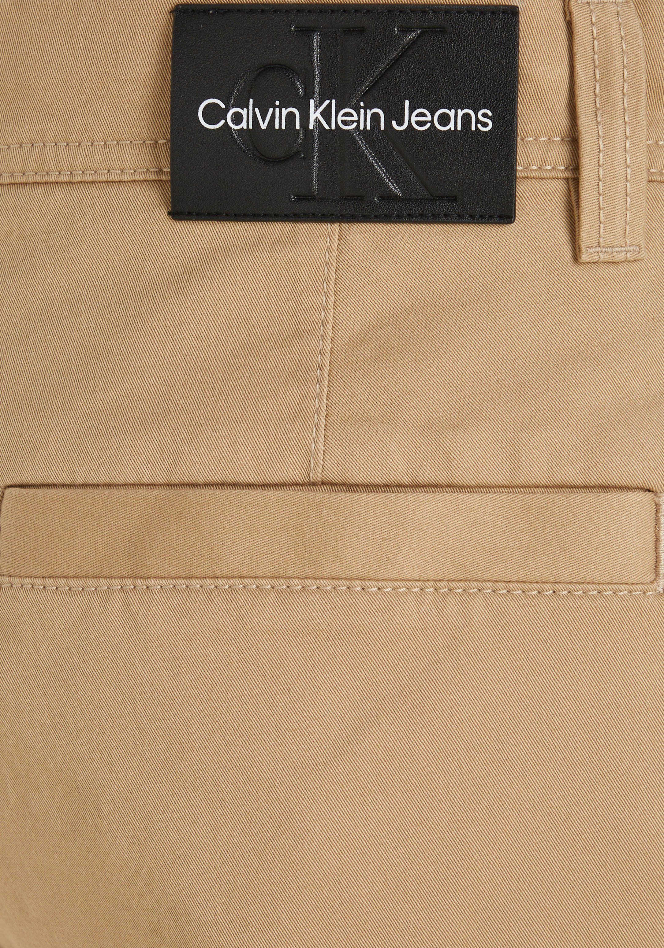 Calvin Klein Jeans Chinoshorts Rückseite Jeans Logobadge der Klein Calvin mit auf