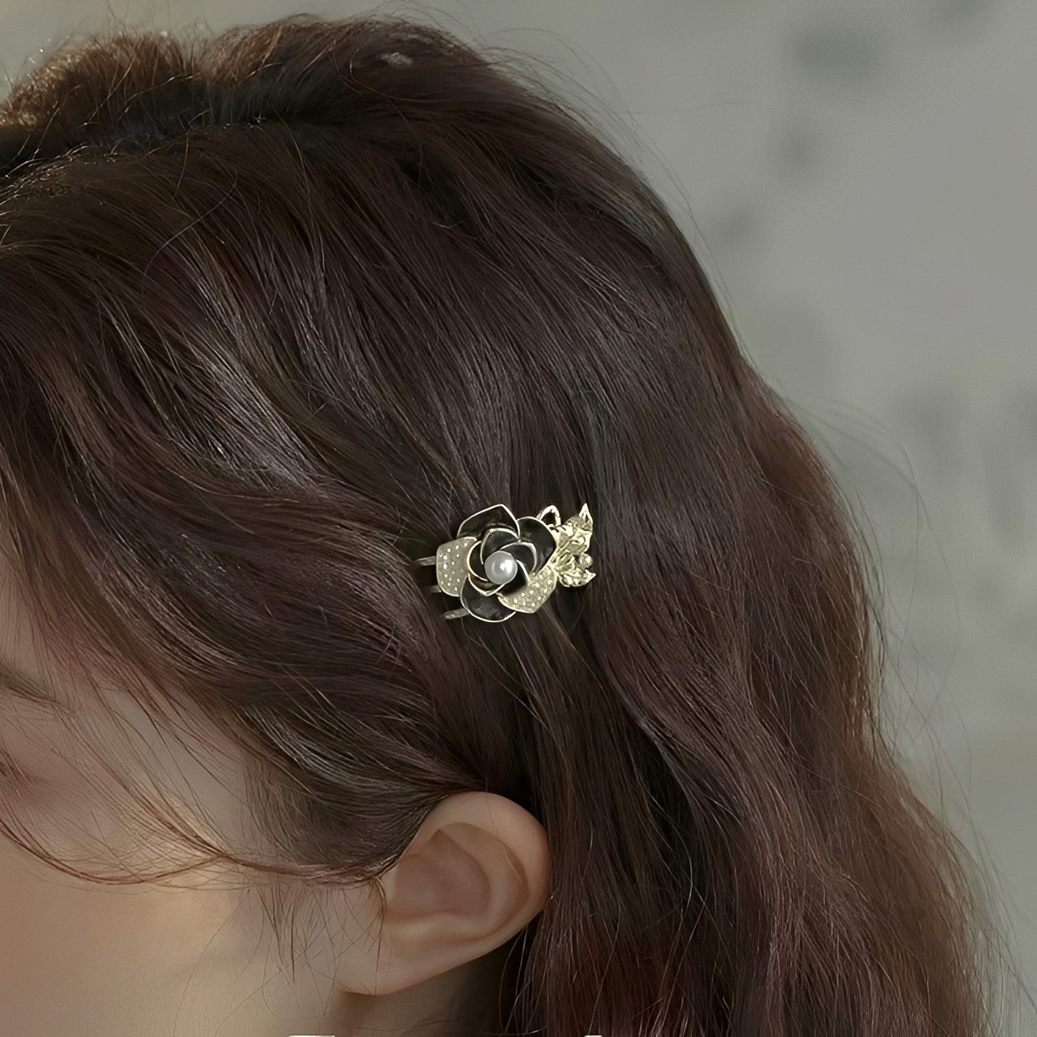 The Beauty House Haarspange Elegante Haarklammer mit schwarzer Blume und Perlen, stilvolles Haaraccessoire für Hochzeit Party Alltag