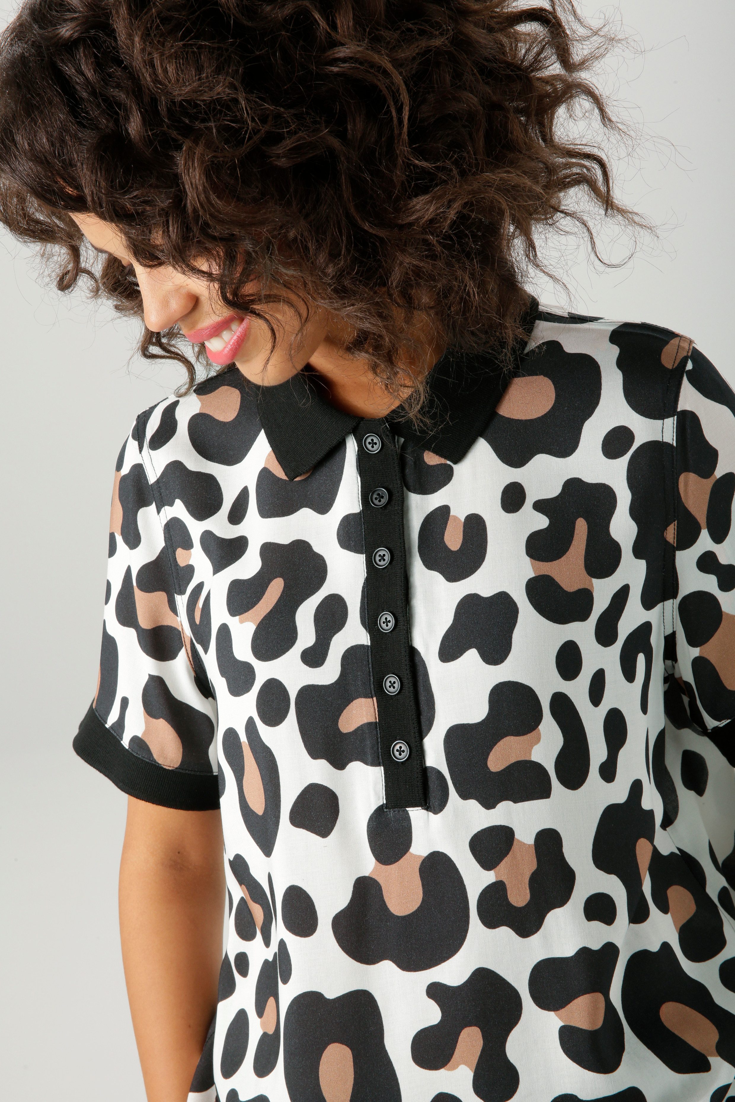 Aniston CASUAL Kurzarmbluse im extravaganten Animal-Print- jedes Teil ein Unikat