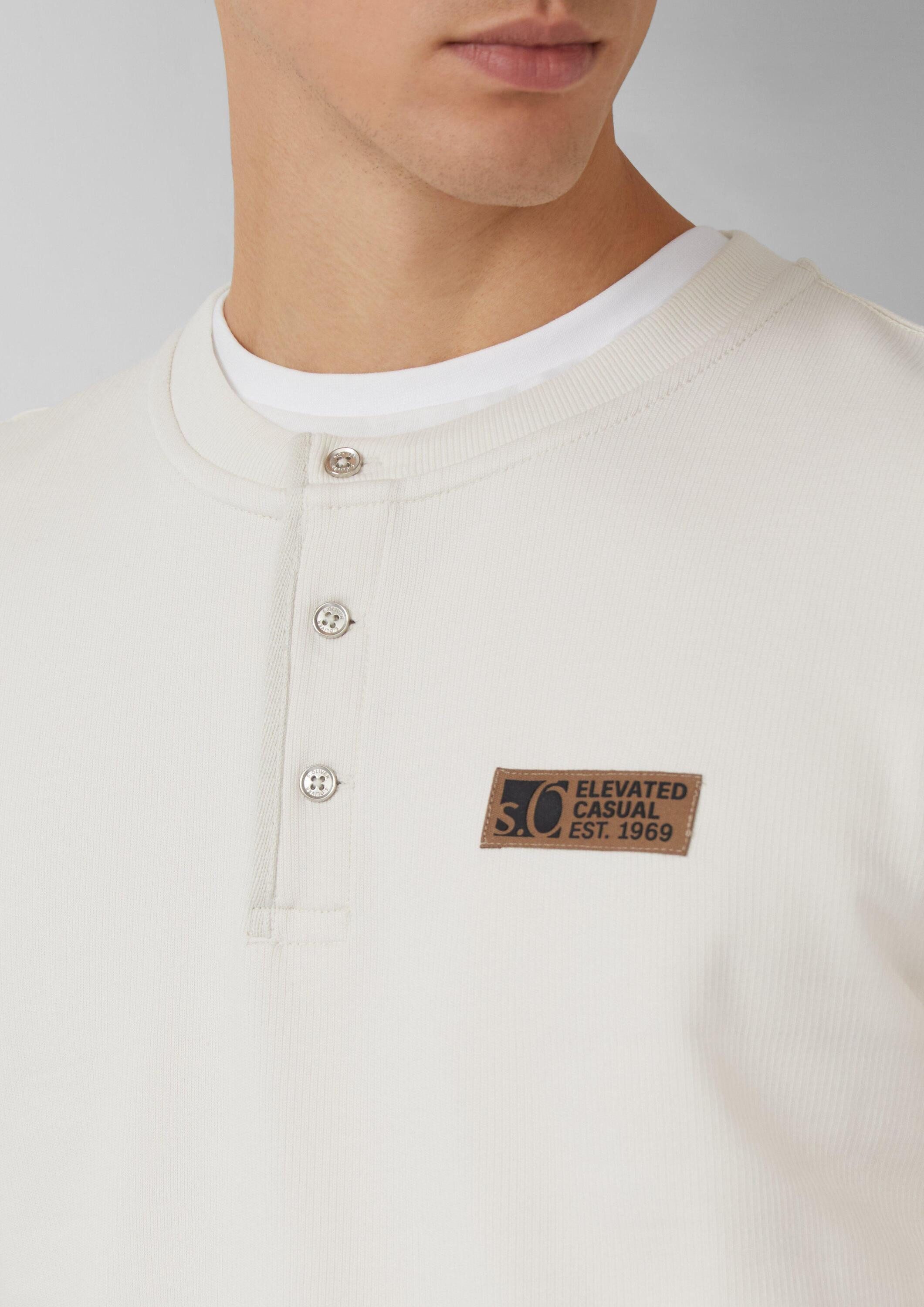 s.Oliver Langarmshirt T-Shirt Geripptes Henley-Shirt mit Label-Patch – Bild 4 von 5