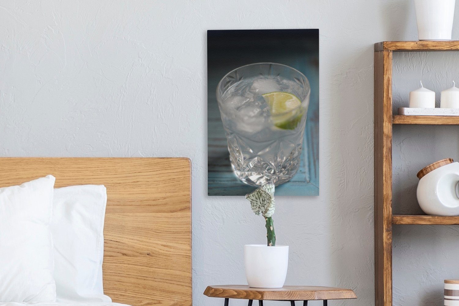 OneMillionCanvasses® Leinwandbild Ein Gin einem Tisch, Zackenaufhänger, Tonic fertig inkl. St), Leinwandbild blauen bespannt 20x30 (1 Gemälde, cm auf