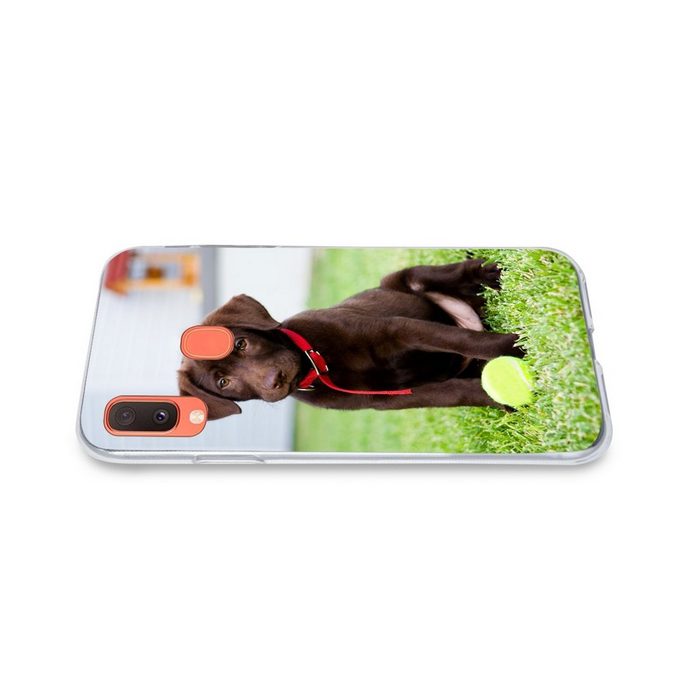 MuchoWow Handyhülle Labrador Retriever Welpe mit einem Tennisball Handyhülle Samsung Galaxy A20e Smartphone-Bumper Print Handy QR11125