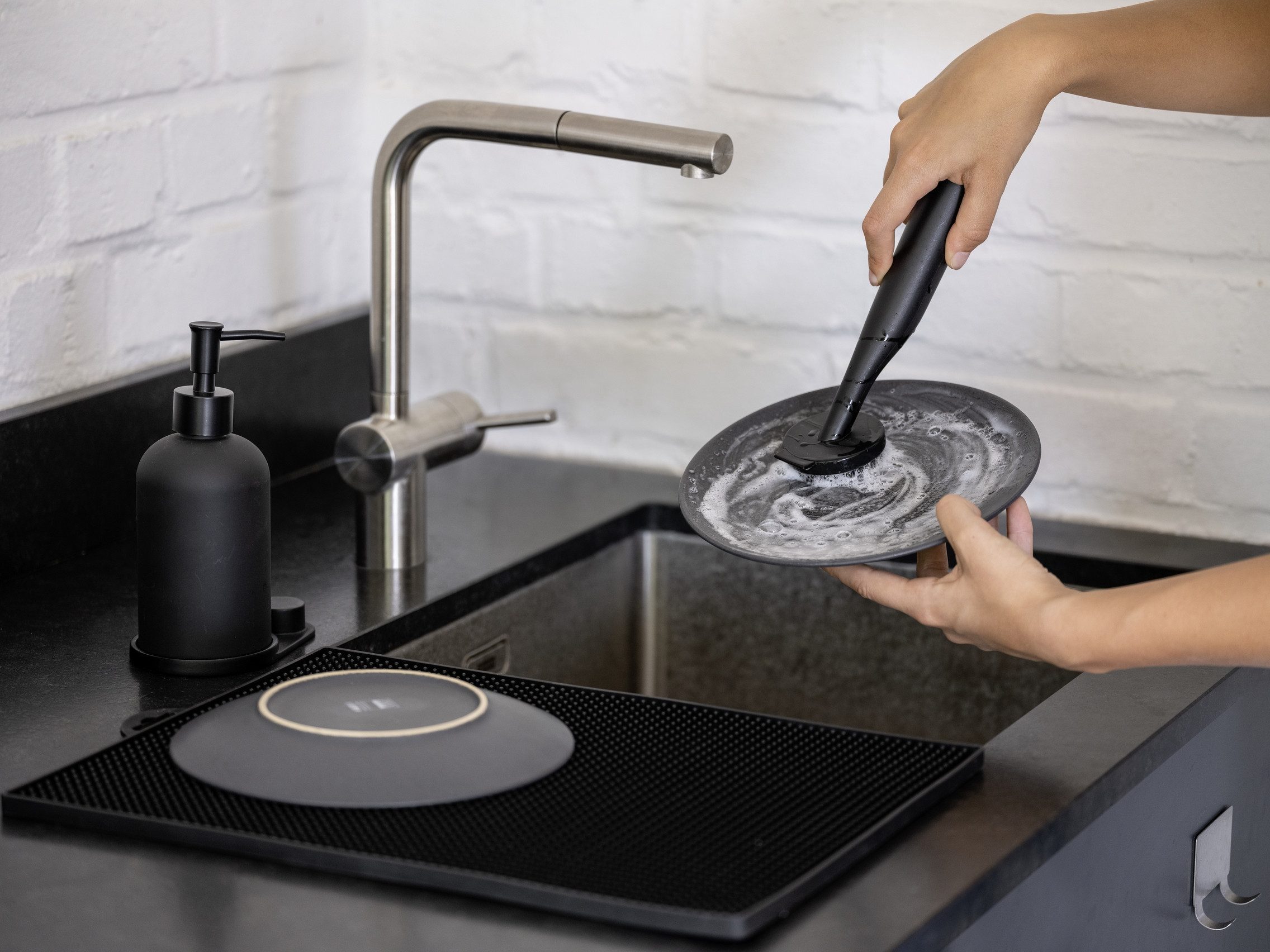 WENKO Spülmittelspender Modell Piedo, (Set, 3-tlg), Spül-Set, inkl. Spülbürste mit Halterung, Glas/Polyresin