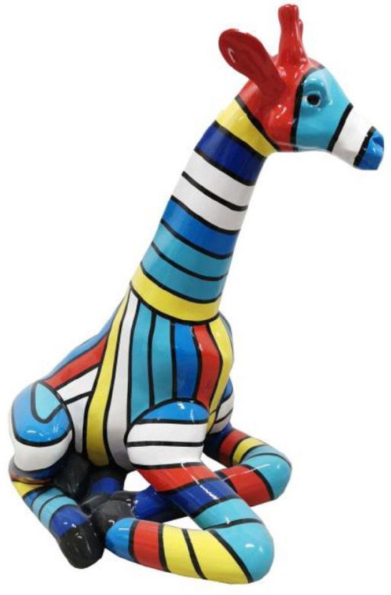 Casa Padrino Skulptur Designer Deko Skulptur sitzende Giraffe mit Streifen Mehrfarbig H. 80 cm - Wetterbeständige Dekofigur - Wohnzimmer Garten Terrassen Deko