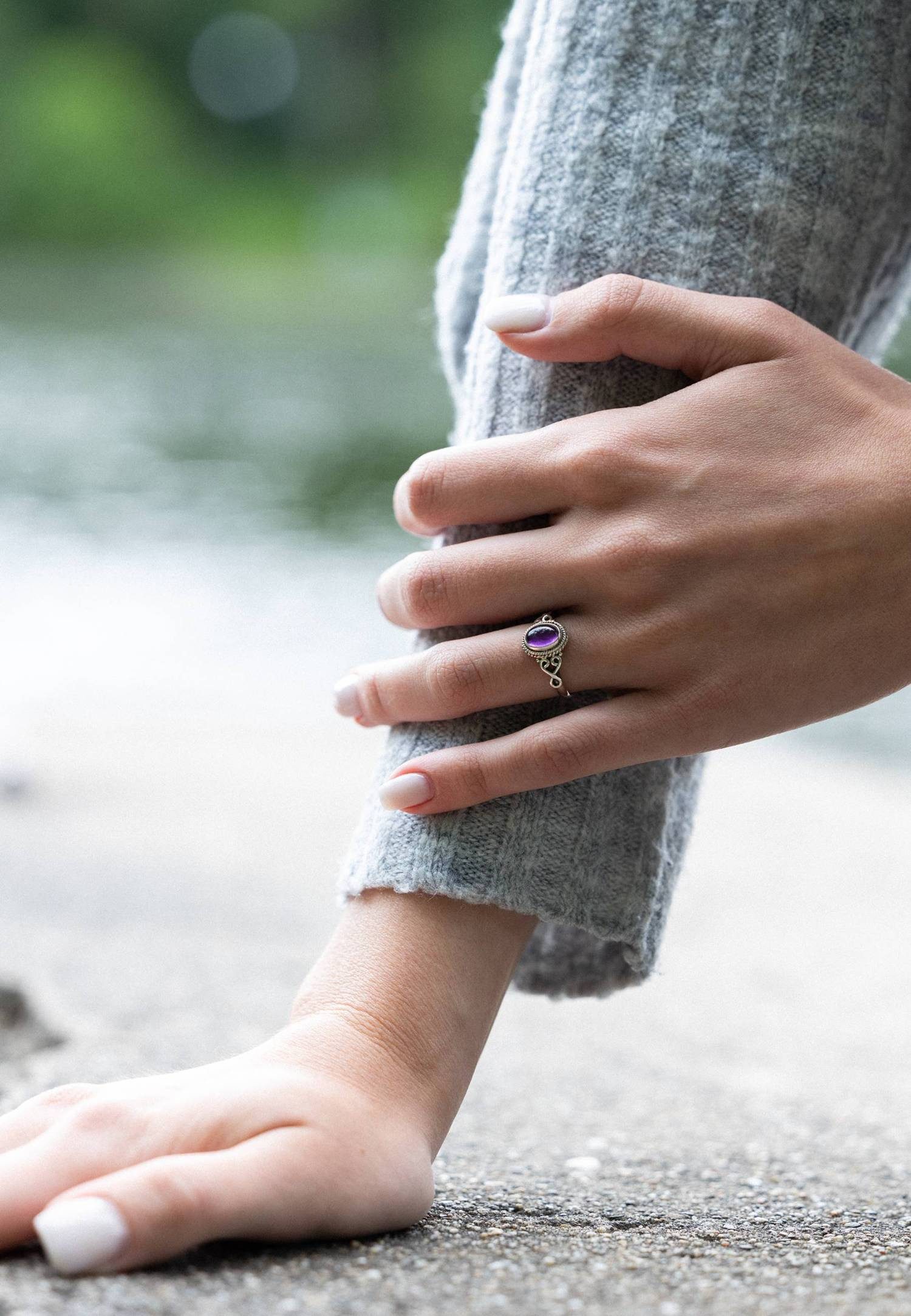 mantraroma Silberring BAGHIMI oval aus 925 Silber mit Amethyst (Ring mit Schmuckbeutel), Damenring aus 925er Silber