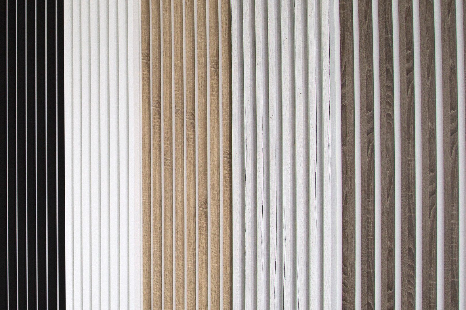 Hexim Wanddekoobjekt Abdecksticker Wand) Black Lamellenwand 8 American Lamellen (Abdecksticker, Design Top - Stück) Edition MDF Shutters - Holzlamellen (1,35m Raumteiler Holz Wandverkleidung