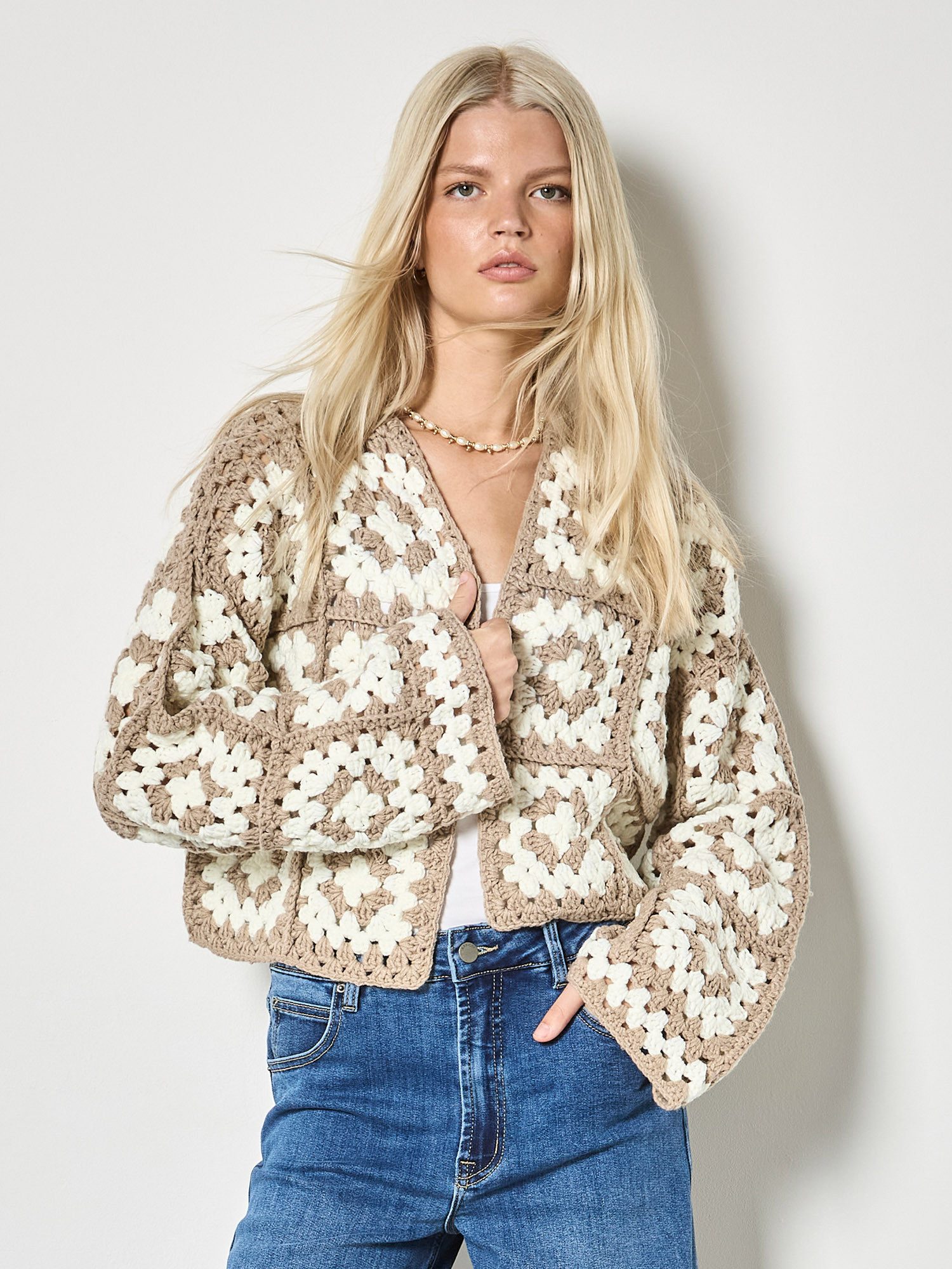 Apricot Cardigan Handgestrickte Strickjacke mit Häkelquadraten