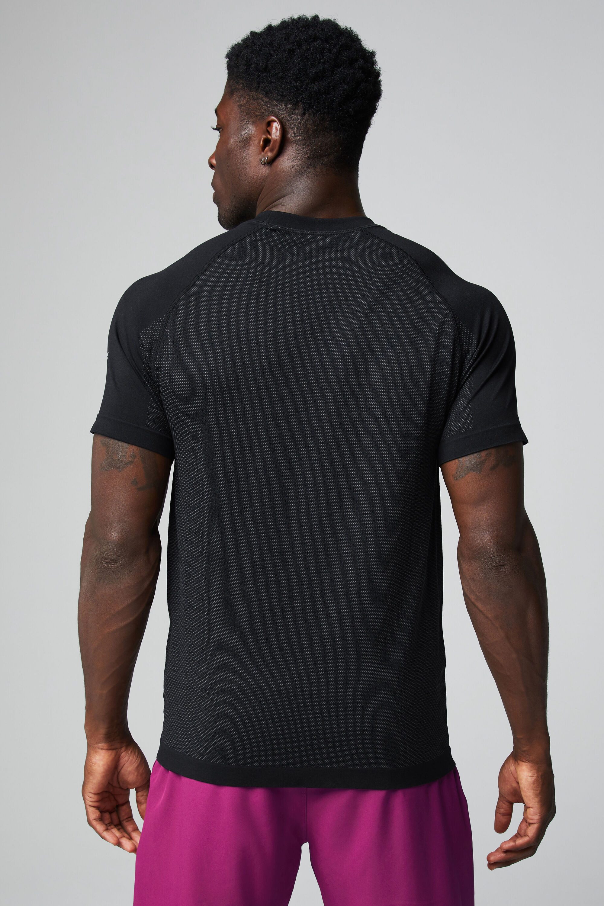 Fabletics T-Shirt The Training Day (1-tlg) aus ultraleichtem, schweißableitenden Performance-Stoff – Bild 3 von 5