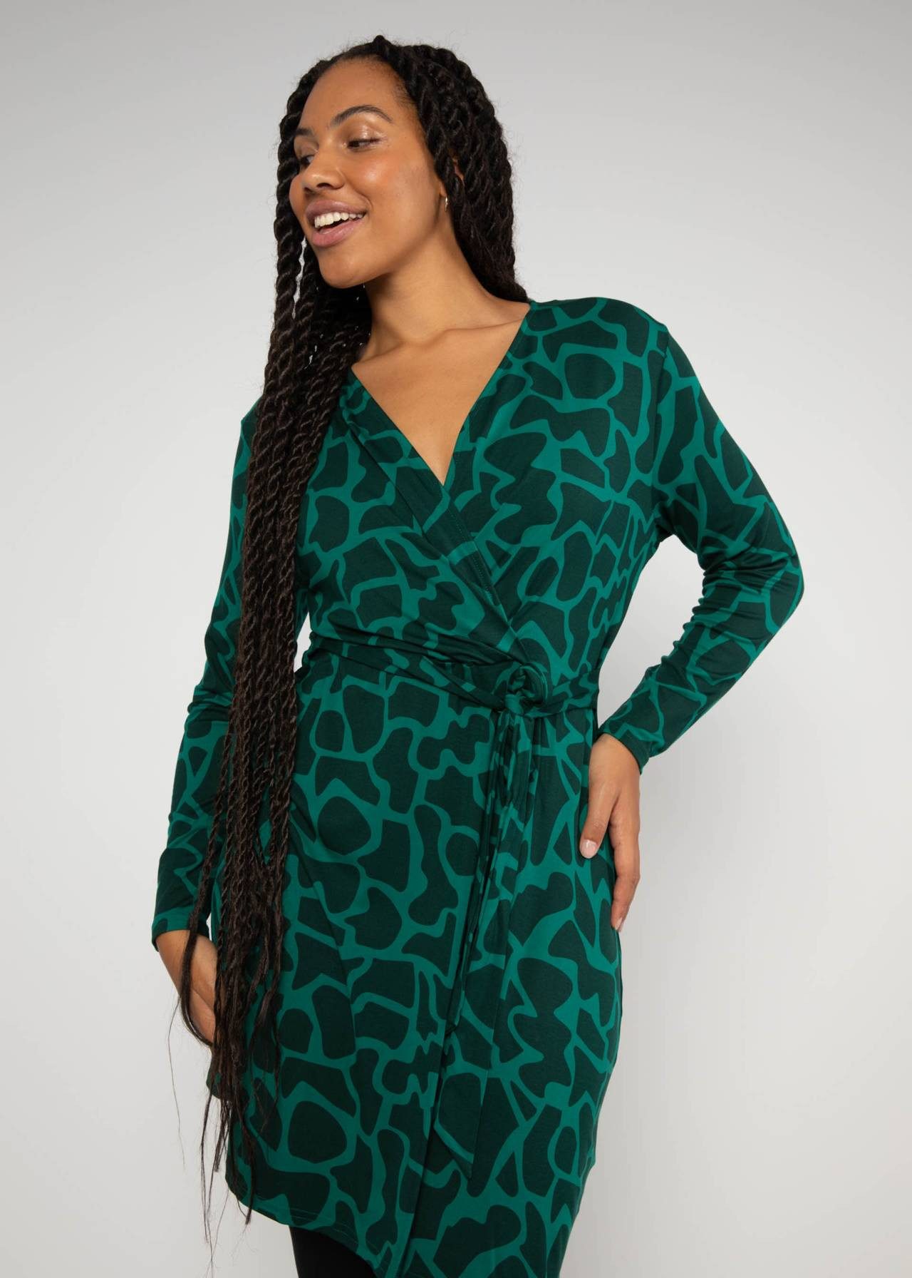 Blutsgeschwister Midikleid – Casual Grace – Jerseykleid mit V-Ausschnitt Ausschnitt in Wickeloptik, Seitlich angesetzter Bindegürtel