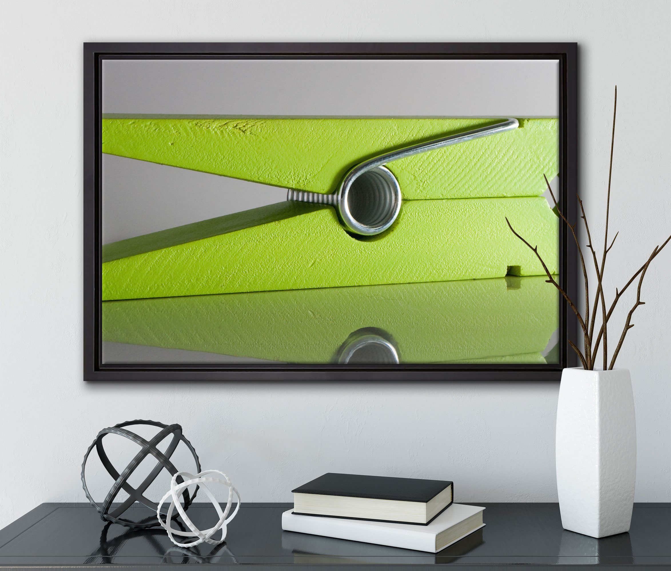 Pixxprint Leinwandbild grüne Wäscheklammer, Wanddekoration Schattenfugen-Bilderrahmen bespannt, (1 St), Zackenaufhänger inkl. in fertig einem gefasst, Leinwandbild